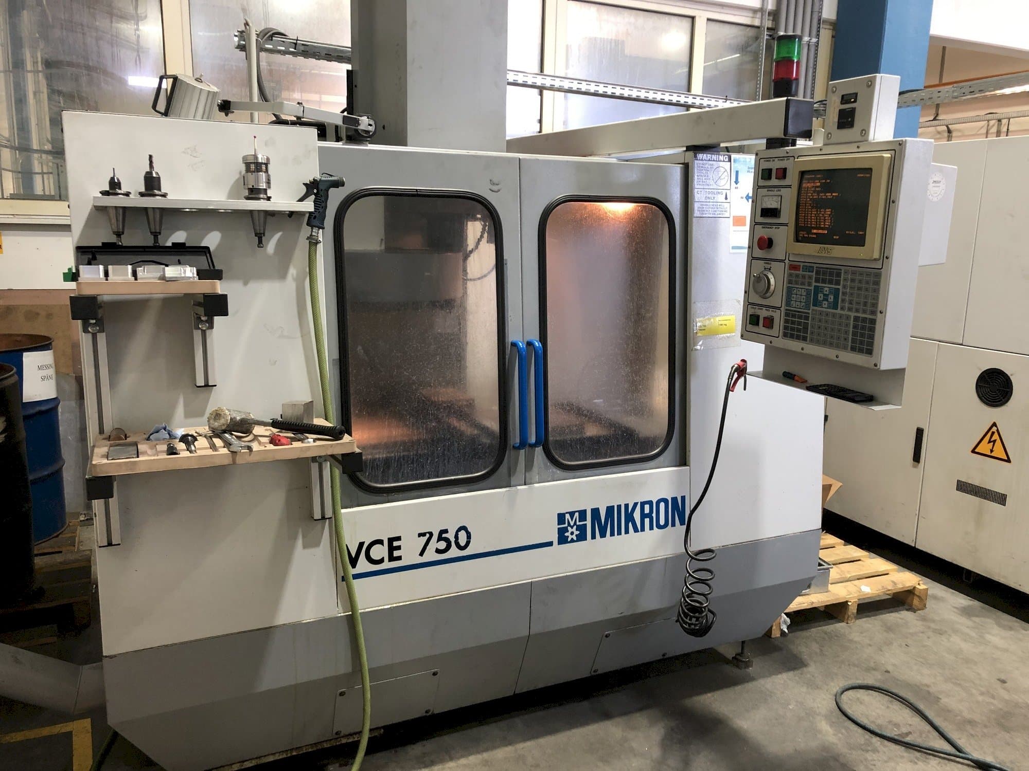 Čelní pohled  na MIKRON VCE 750  stroj