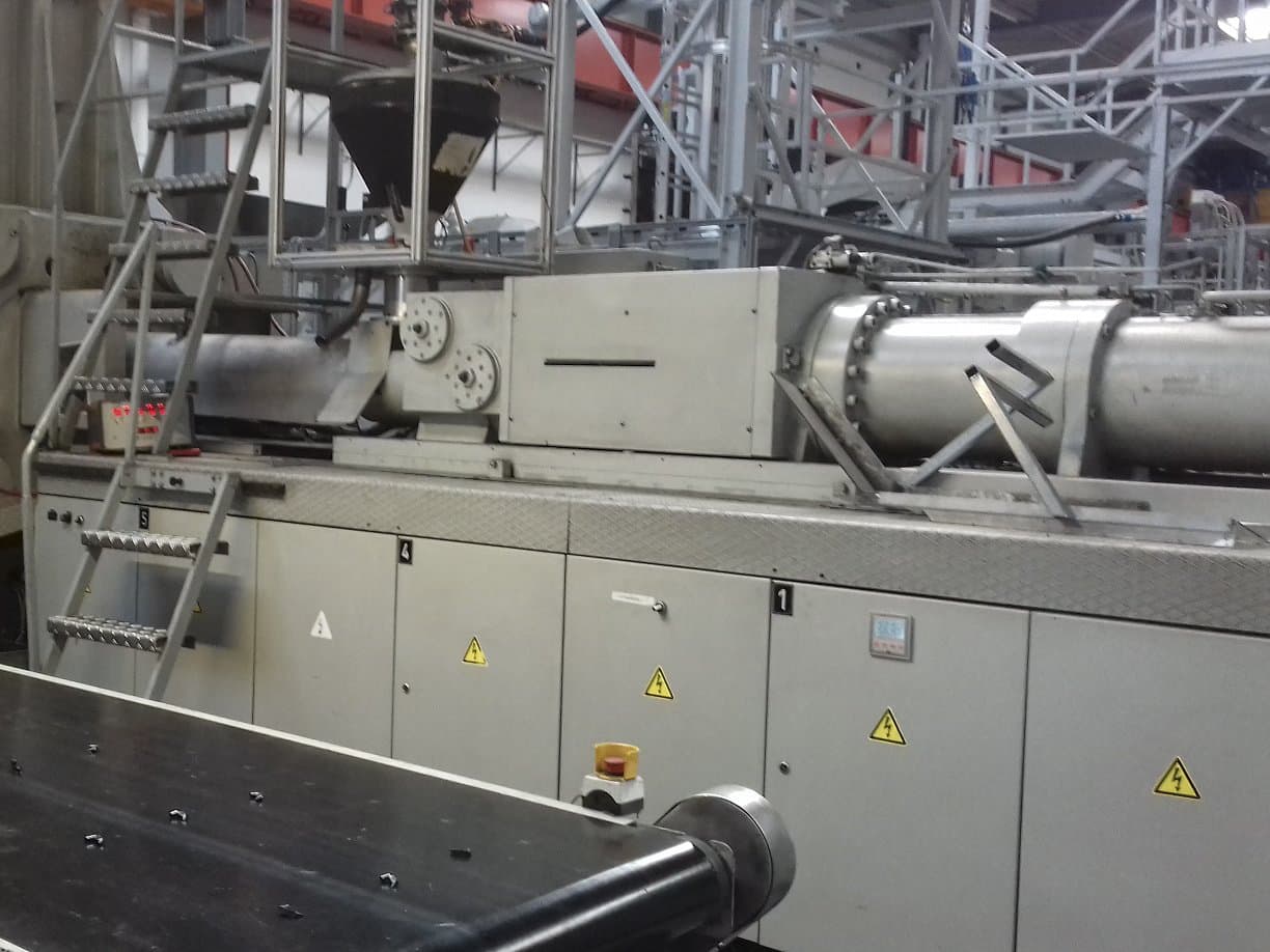 Pravý boční pohled  na Krauss Maffei 650-4350 BM stroj