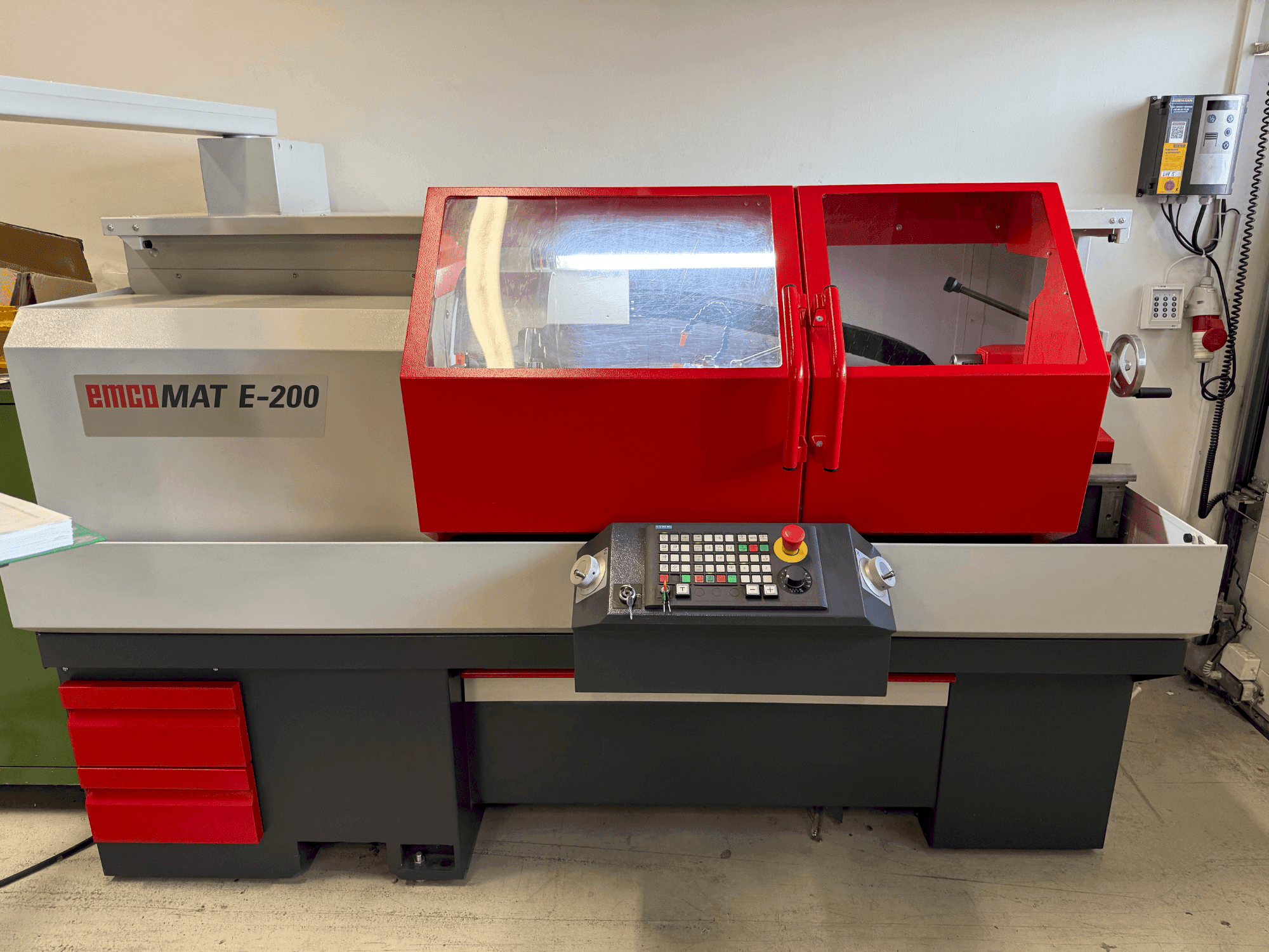 Čelní pohled  na EMCO Emcomat E-200  stroj