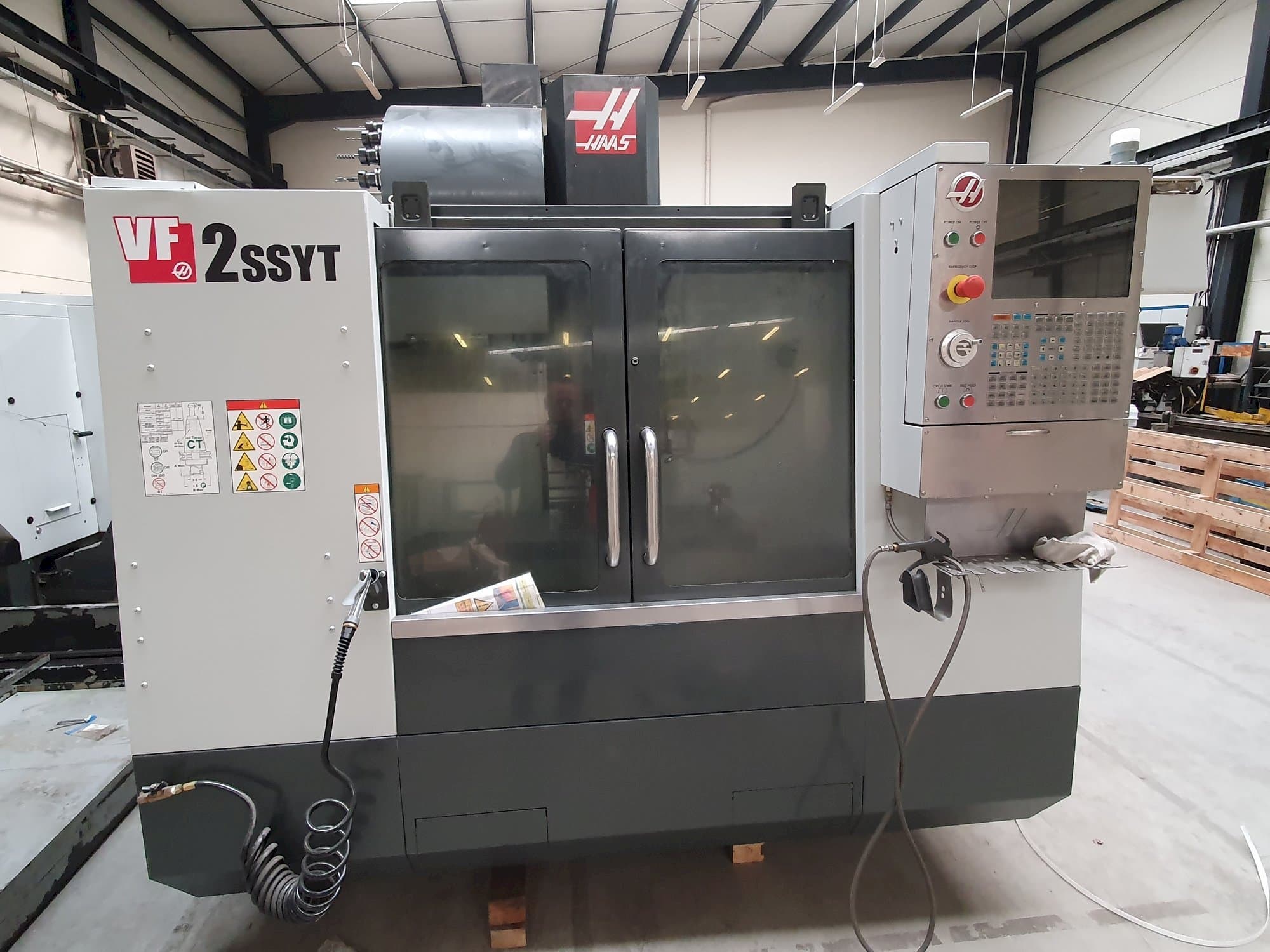 Čelní pohled  na HAAS VF-2SSYT  stroj