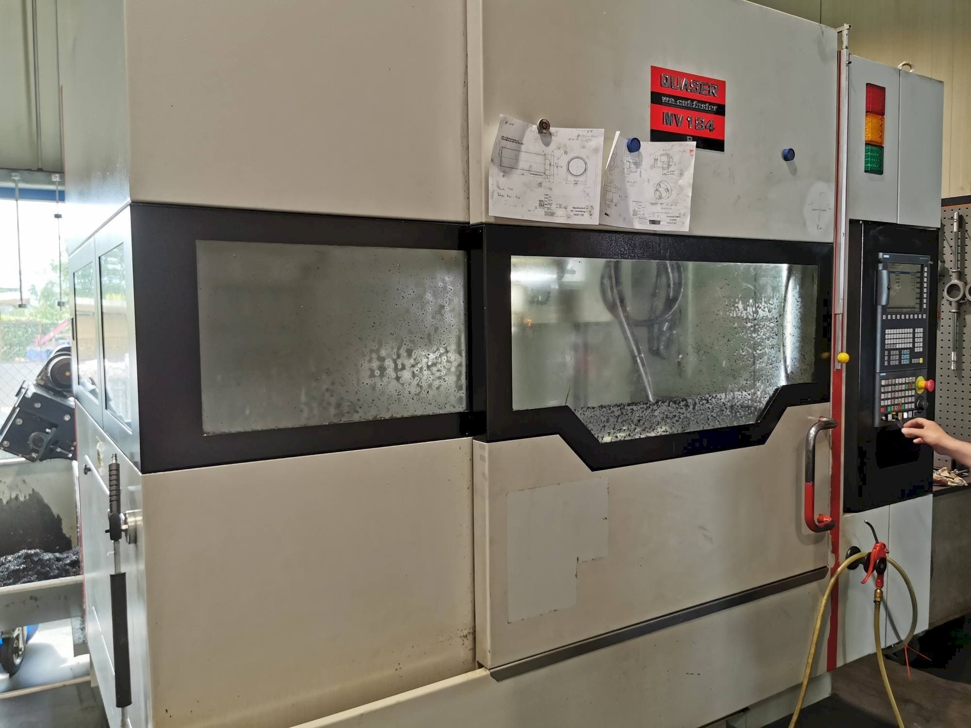 Čelní pohled  na Quaser MV154APC/P12  stroj