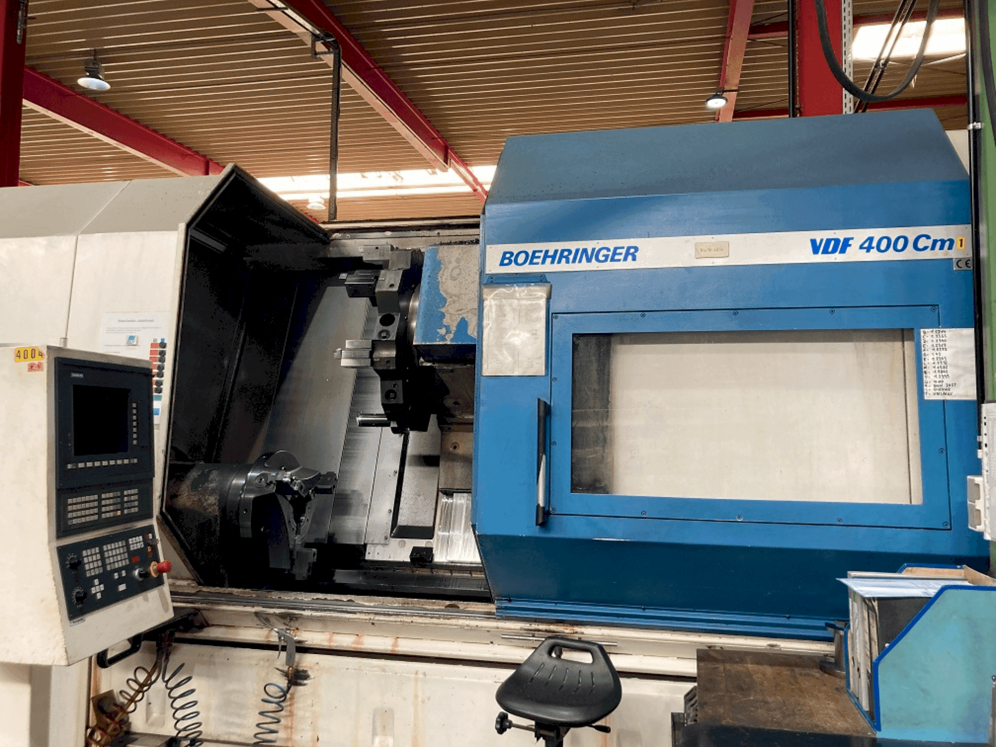 Čelní pohled  na BOEHRINGER C400  stroj