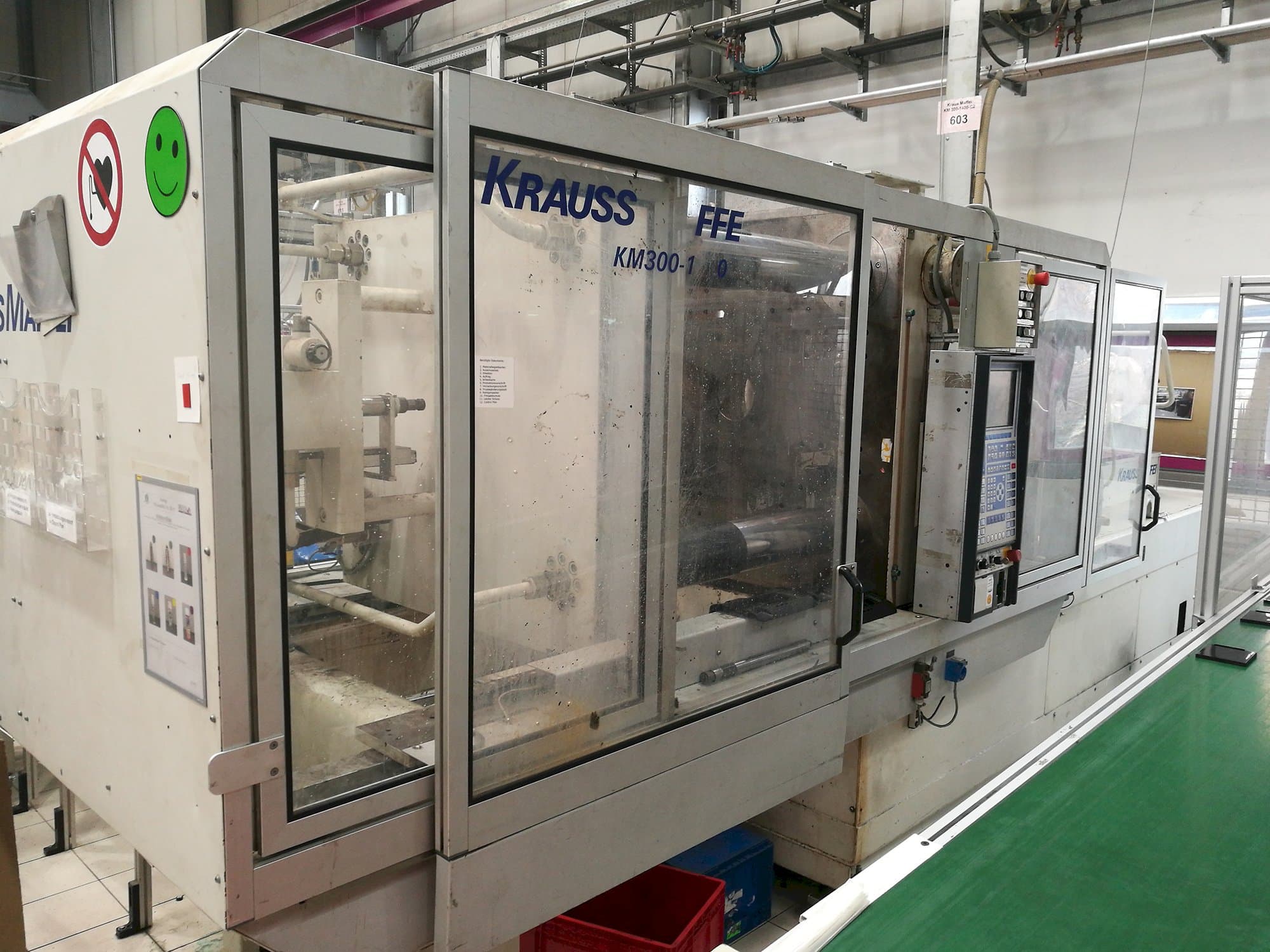 Levý pohled  na Krauss Maffei KM 300-1400 C2 stroj