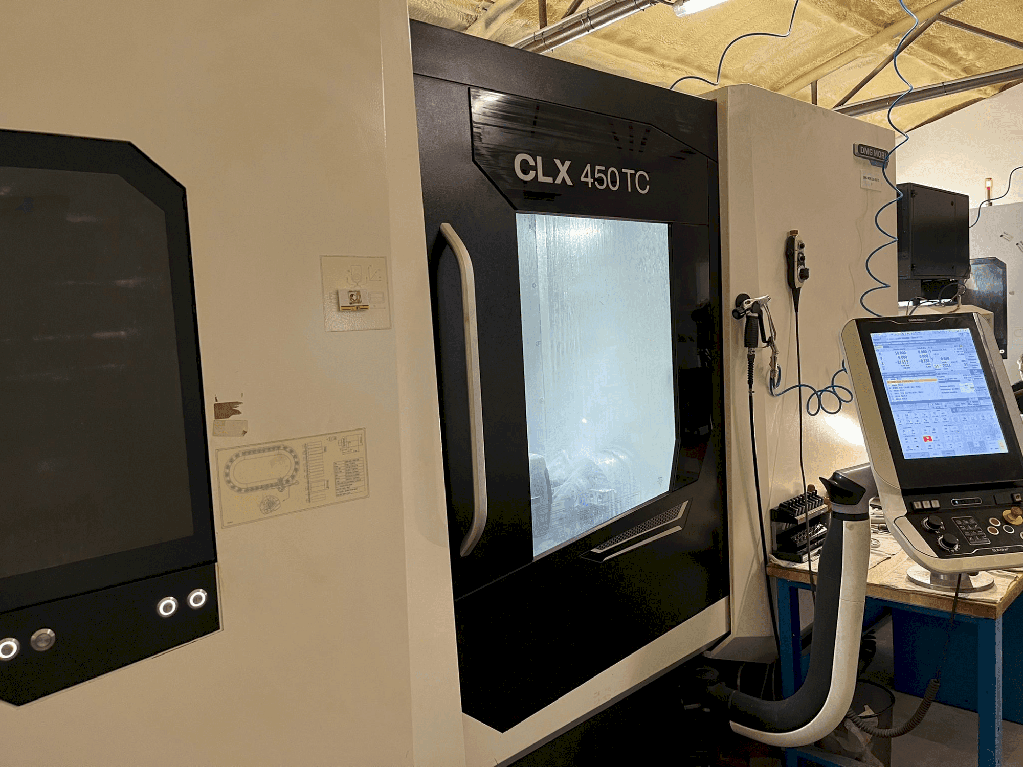 Čelní pohled  na DMG MORI CLX 450 TC  stroj