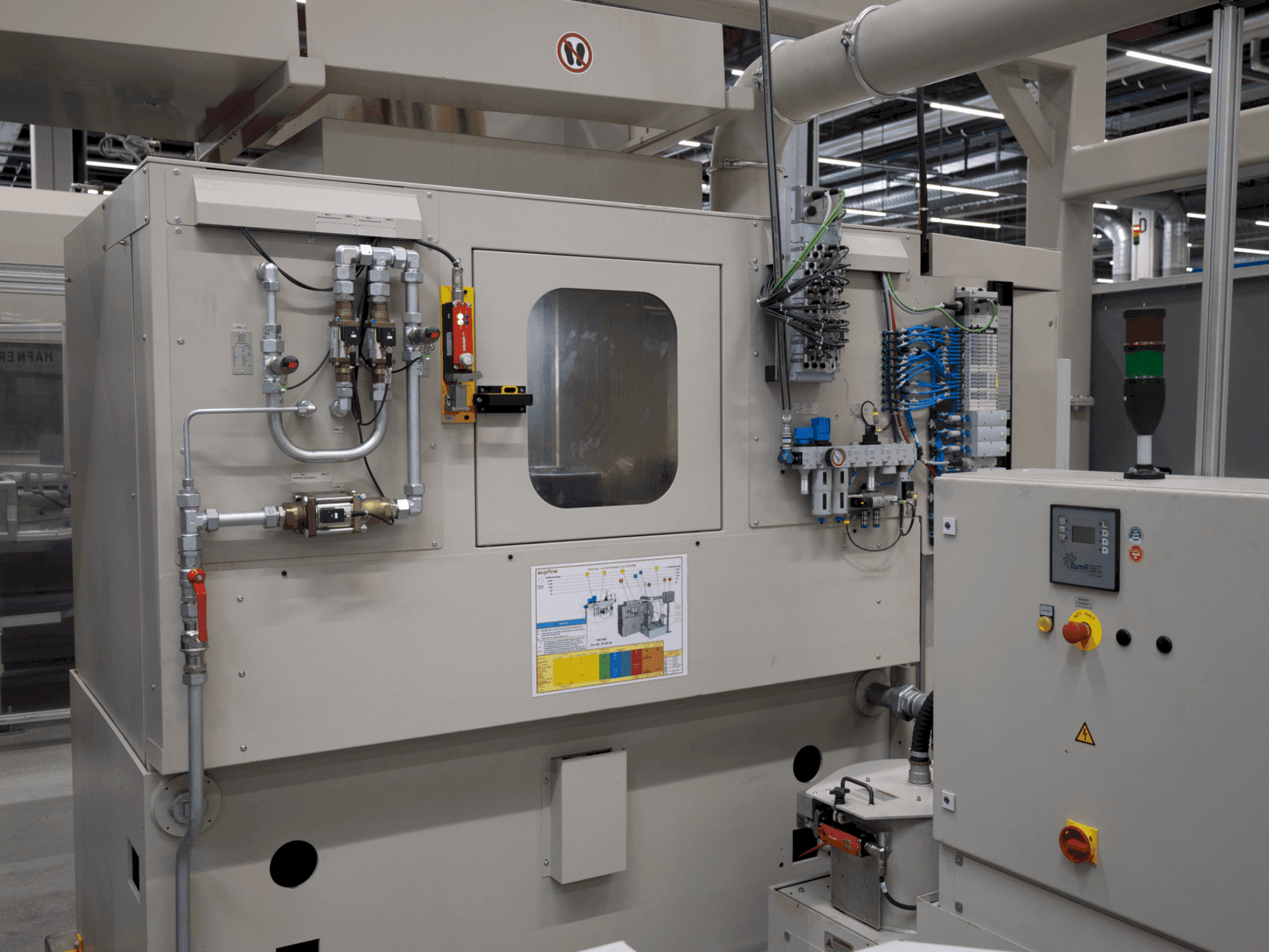 Čelní pohled  na SUPFINA LCM 220/4-220/3  stroj