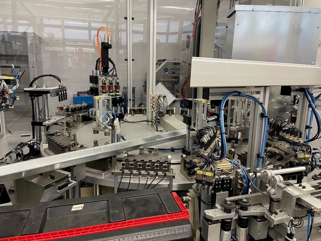 Čelní pohled  na TEAM AUTOMATION BERLIN Tattoo Needle Testing System  stroj