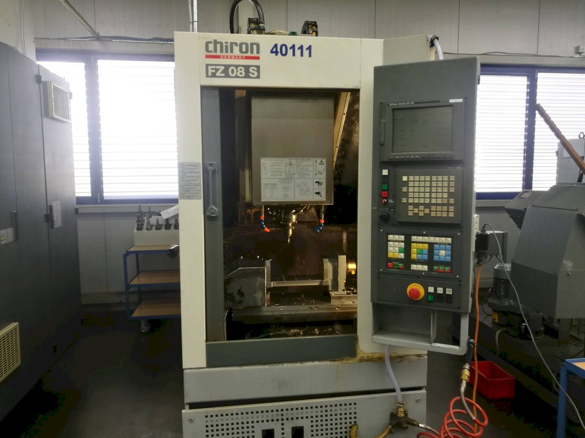 Čelní pohled  na CHIRON FZ08S  stroj