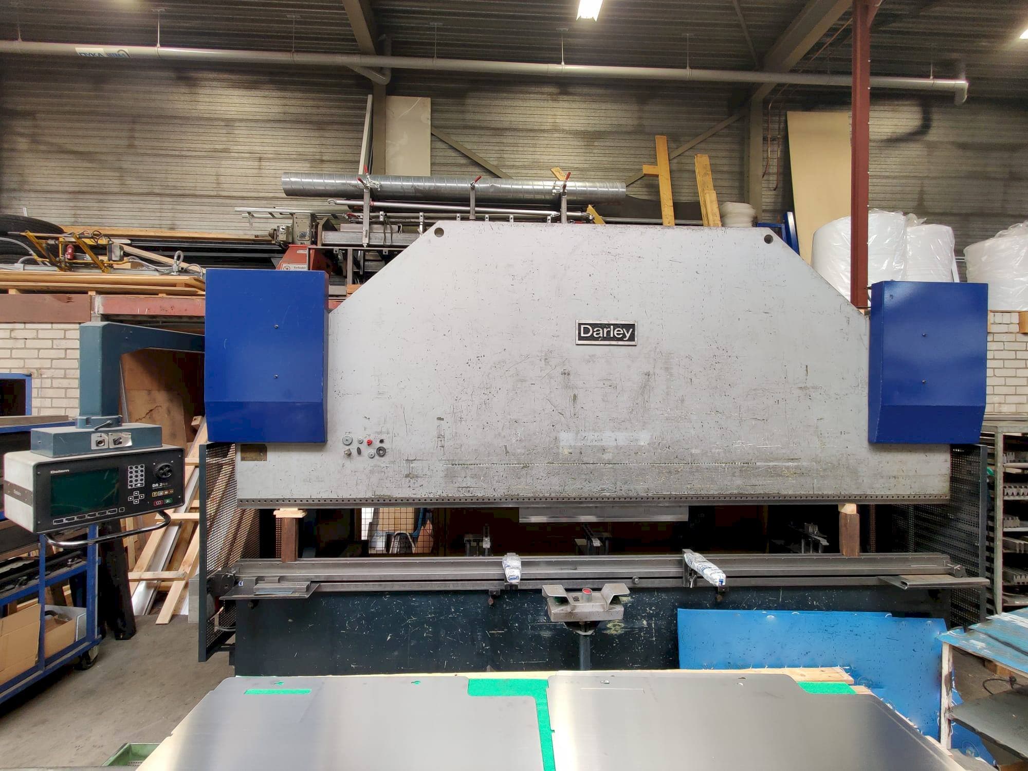 Čelní pohled  na Darley EHP150 43/37  stroj