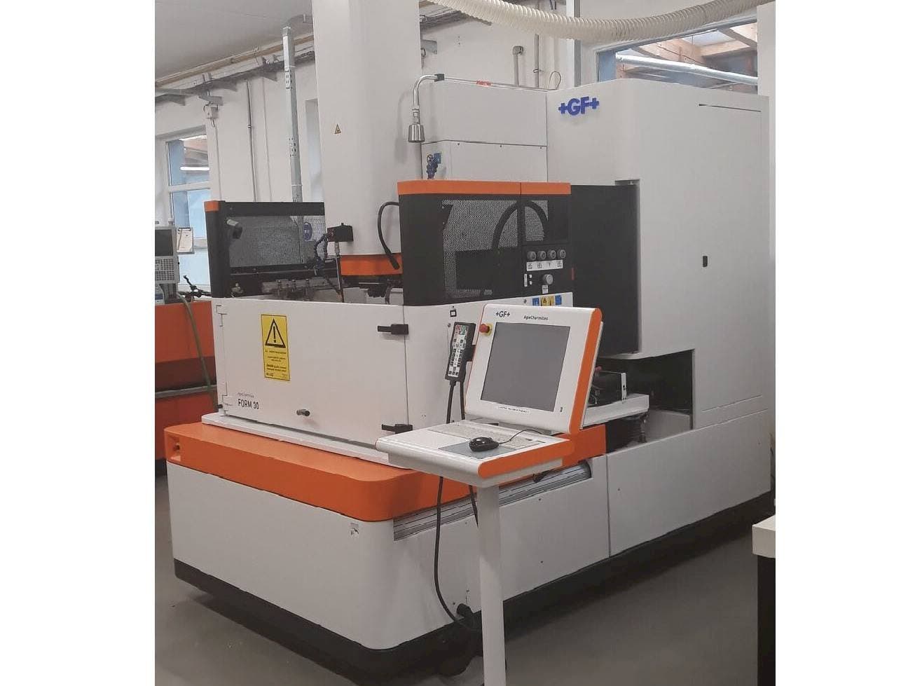 Čelní pohled  na AgieCharmilles Form 30  stroj