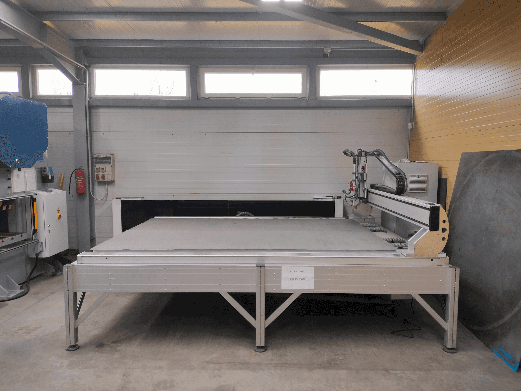 Čelní pohled  na VHF CAM 2030 Active Pro  stroj