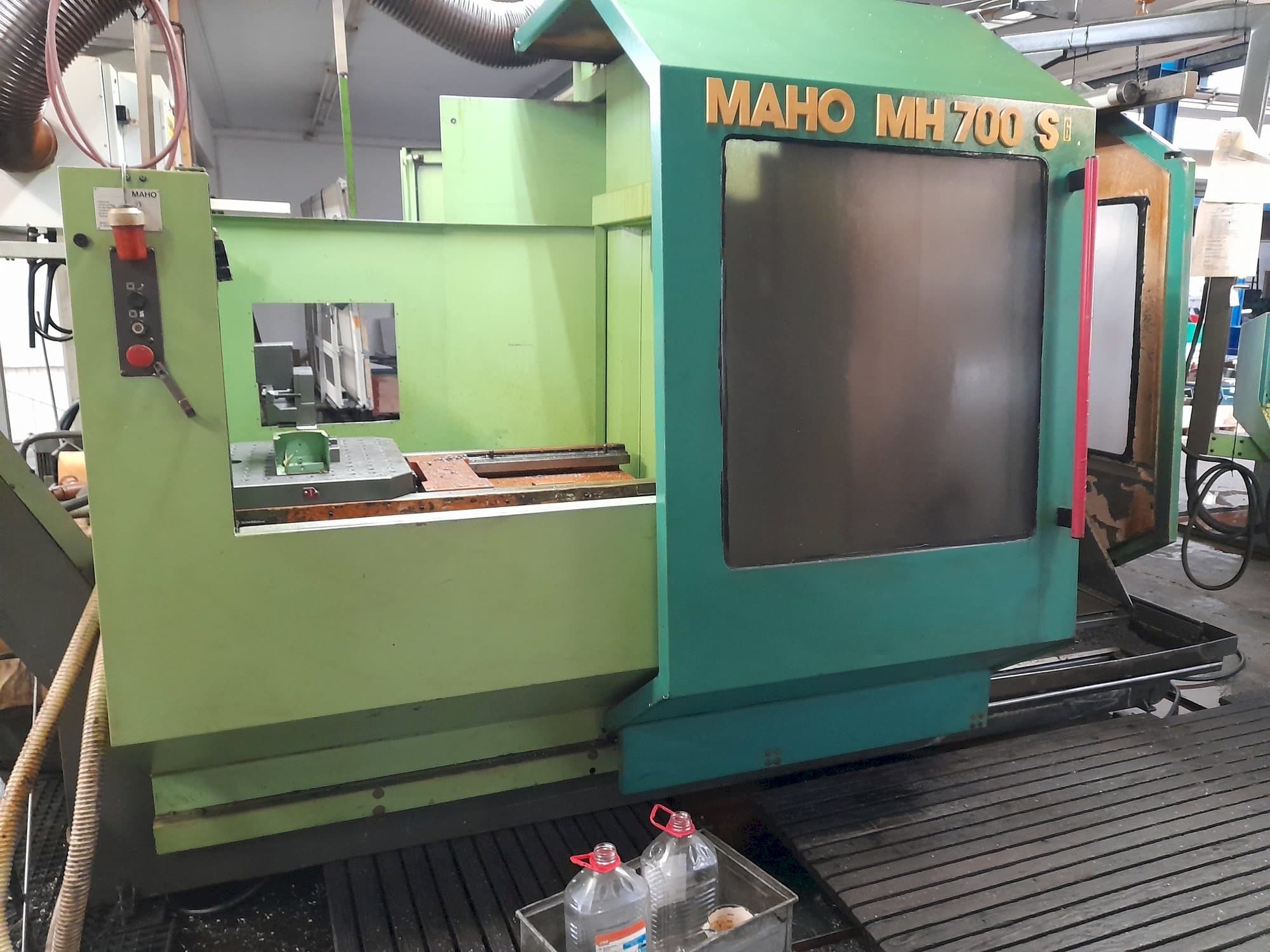Levý boční pohled  na MAHO MH 700 S  stroj
