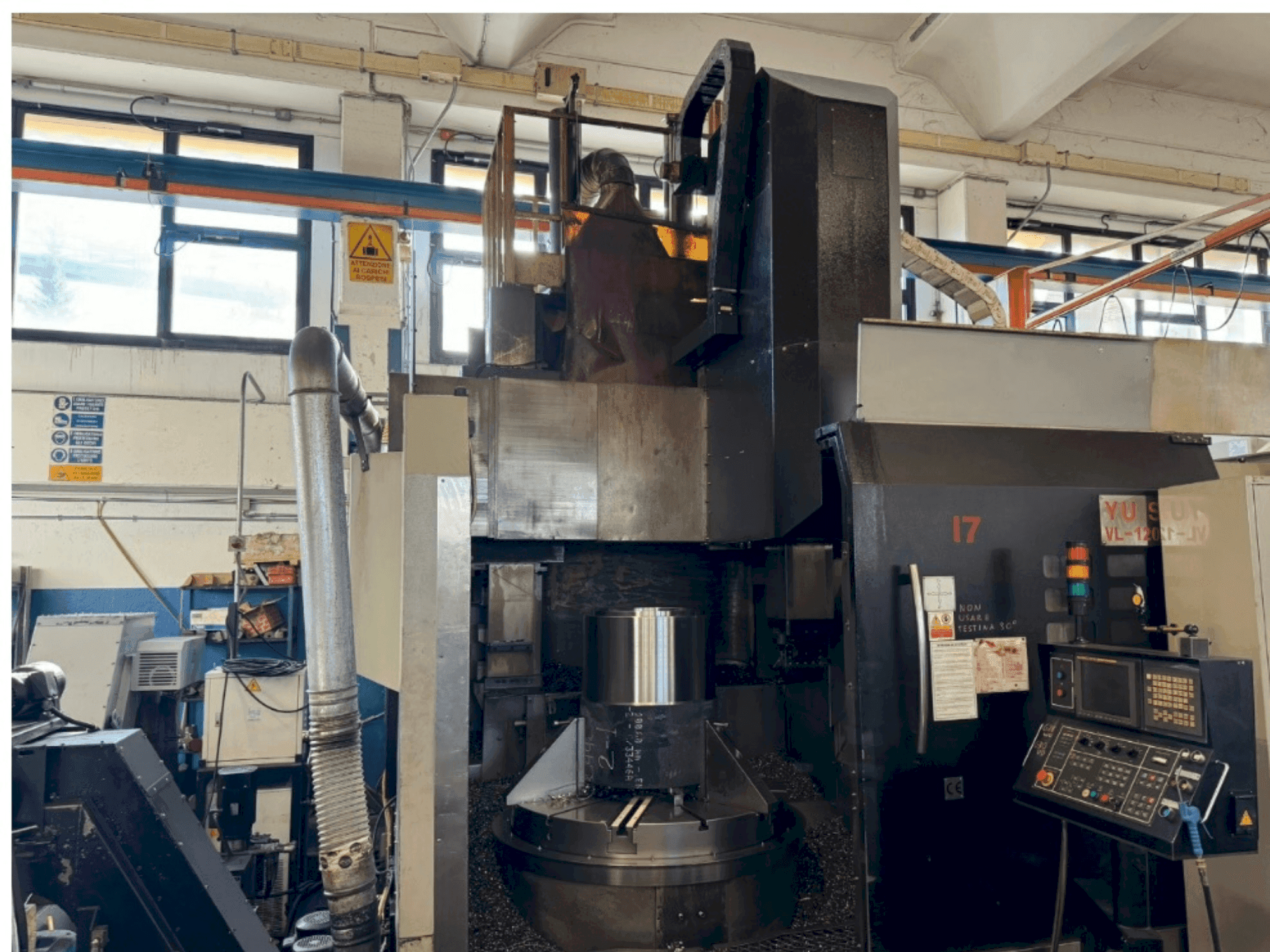 Čelní pohled  na YU SHINE YS-VL-1200 ATC+C  stroj