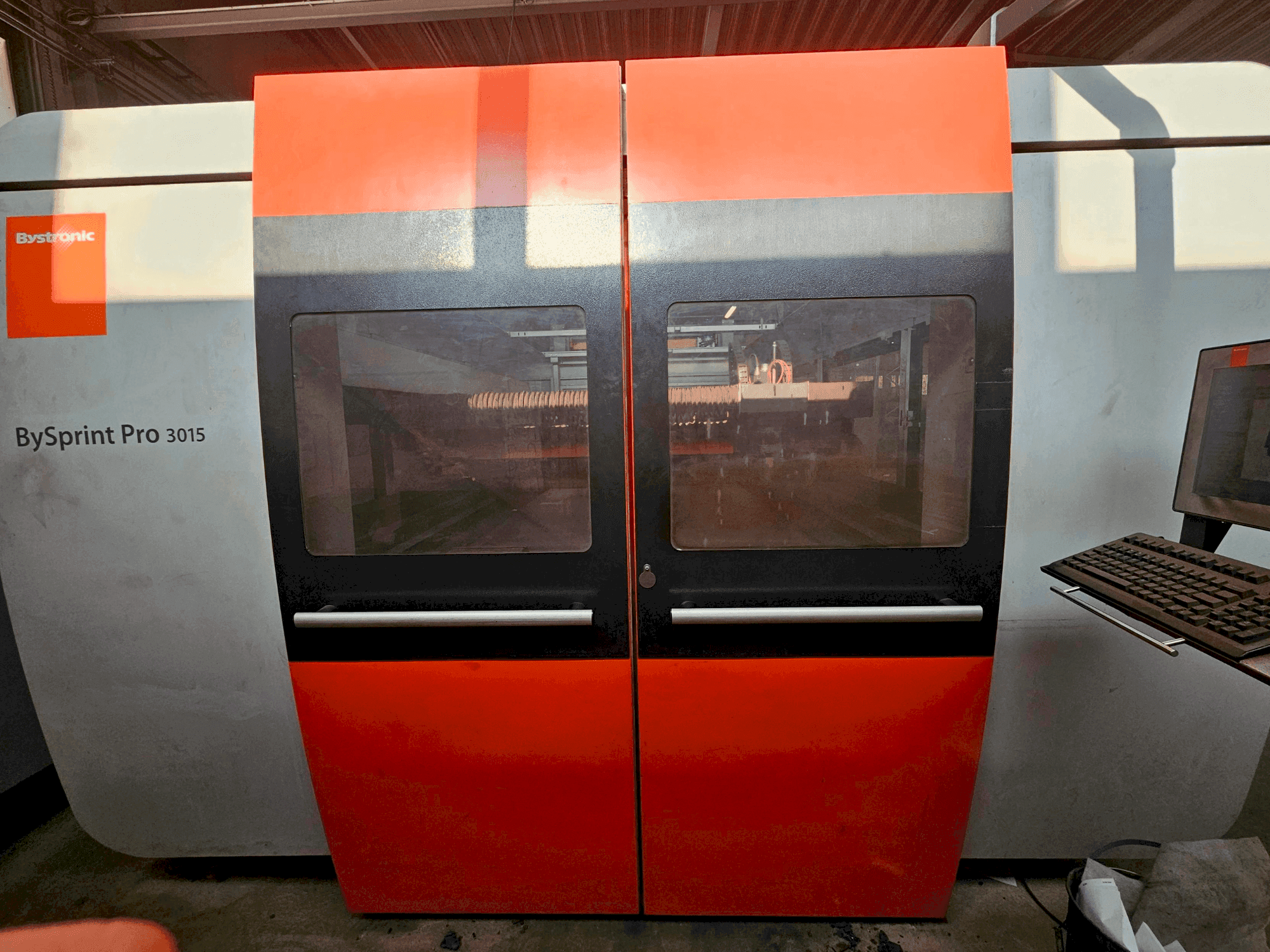 Čelní pohled  na Bystronic Bysprint Pro 3015  stroj