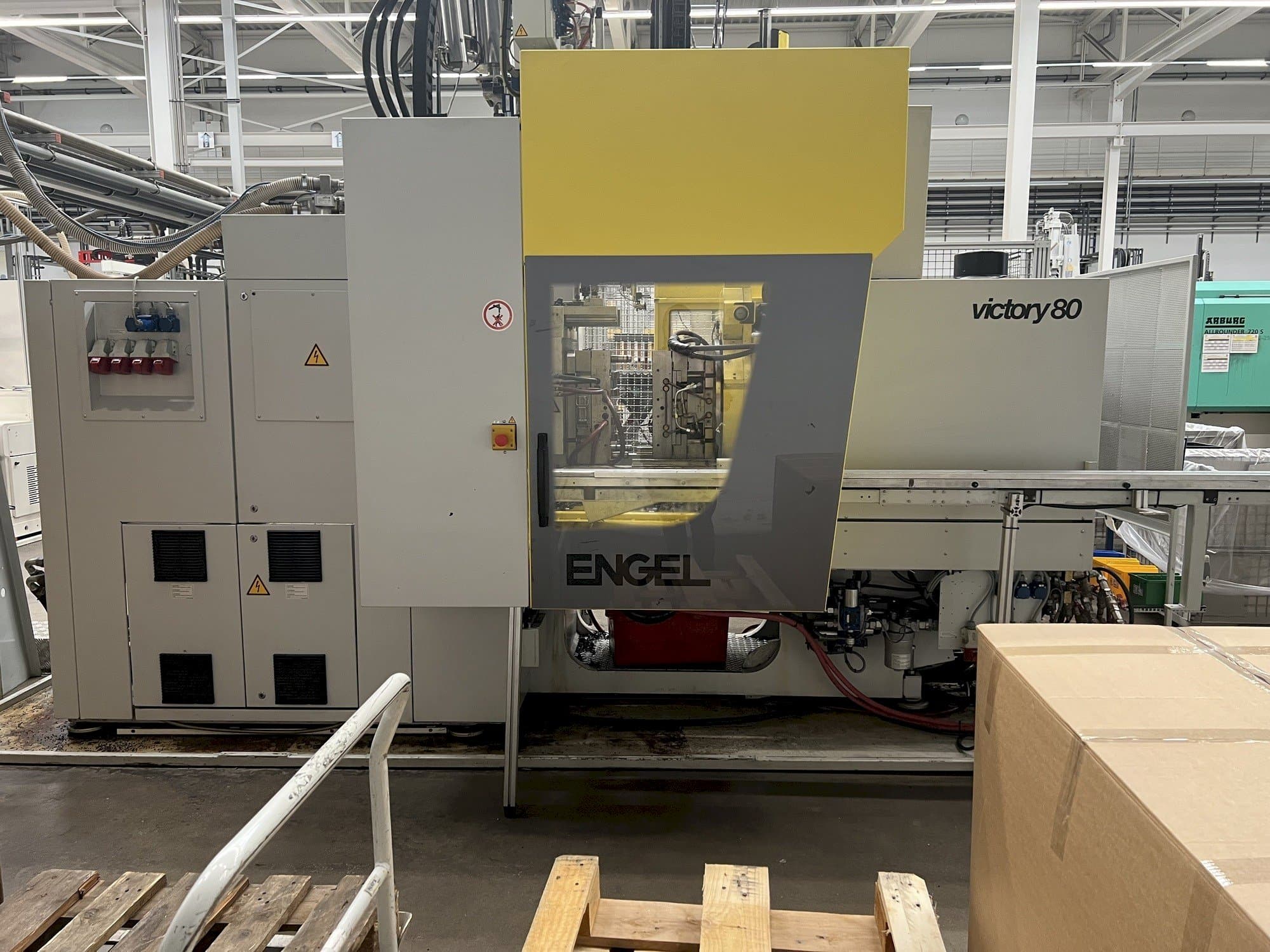 Čelní pohled  na Engel VC 330H/80V/80CO  stroj