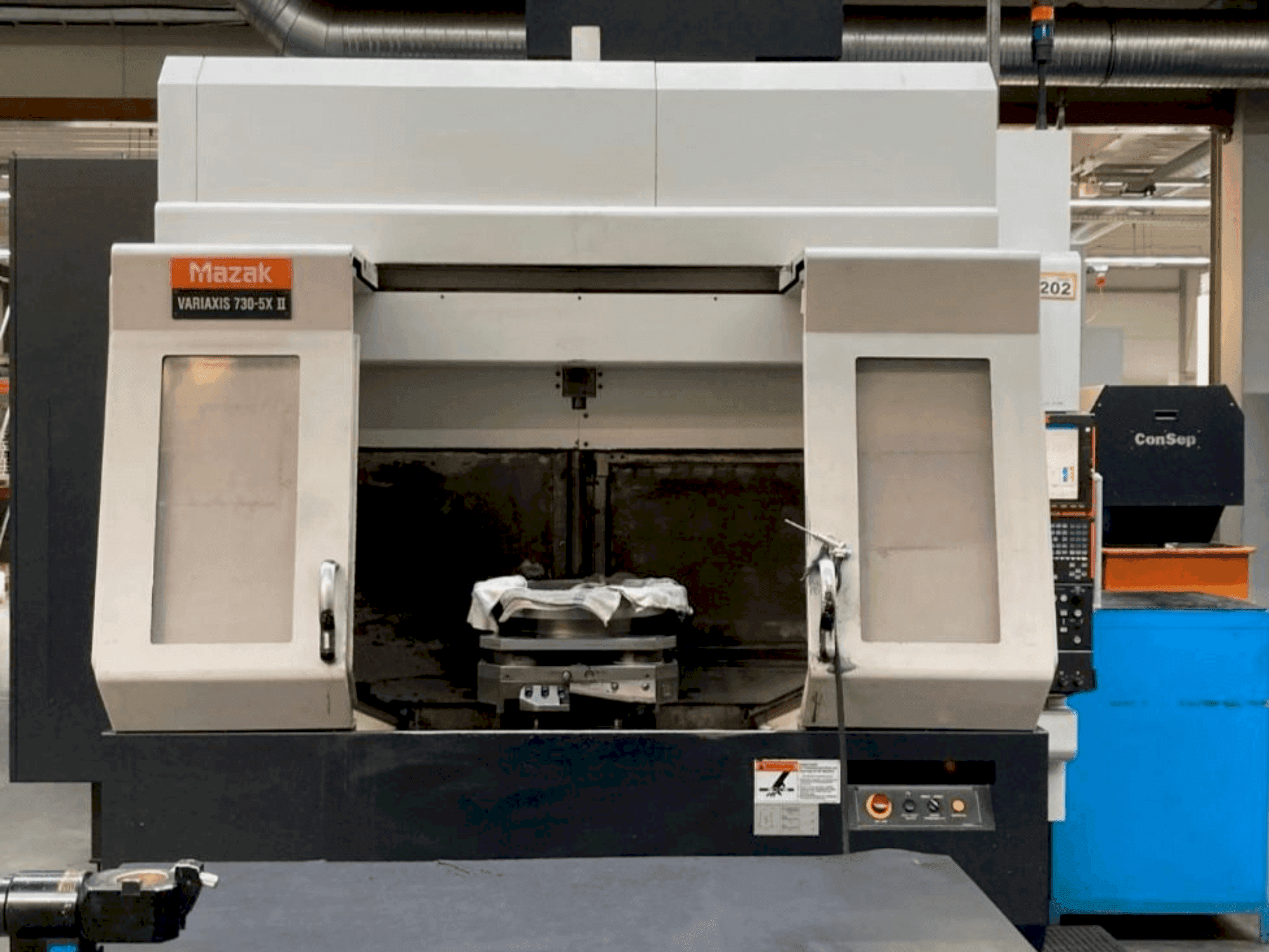 Čelní pohled  na Mazak VARIAXIS 730/5X II  stroj