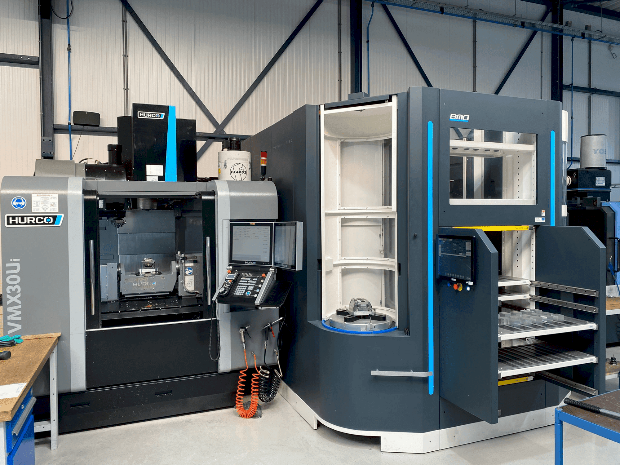 Čelní pohled  na Hurco VMX30Ui + BMO Automation Titanium 50  stroj