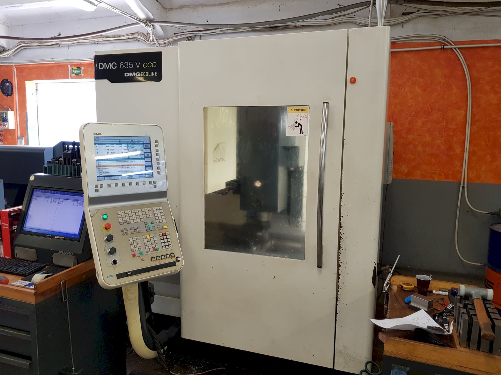 Čelní pohled  na DMG DMC 635 V eco  stroj