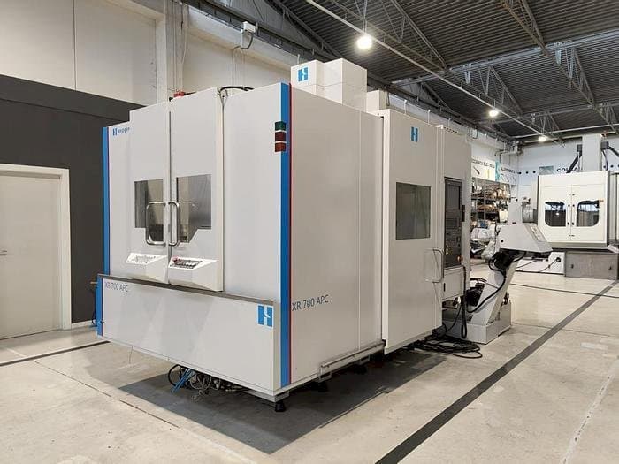 Čelní pohled  na Bridgeport XR-700 APC  stroj