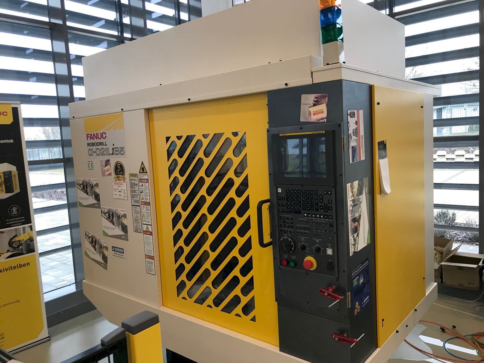Čelní pohled  na FANUC Robodrill Alpha D21LIB5  stroj