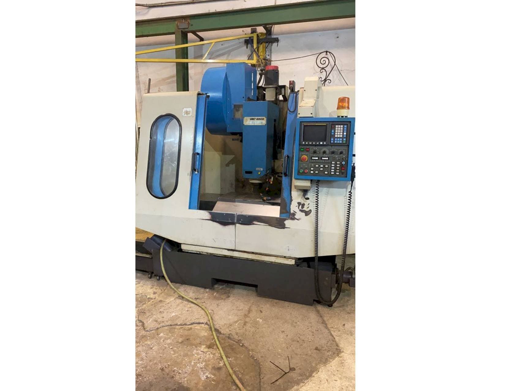 Čelní pohled  na Johnford VMC 650A  stroj