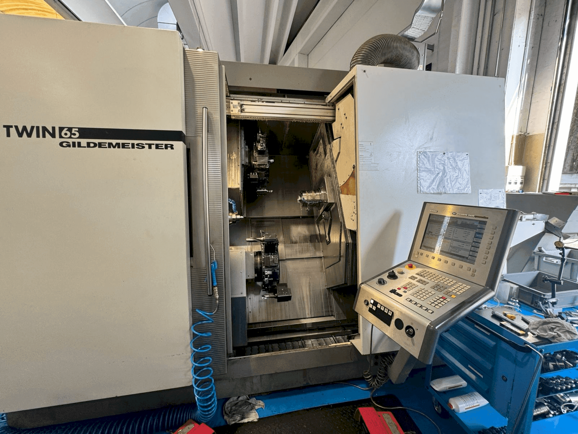 Čelní pohled  na Gildemeister Twin 65  stroj