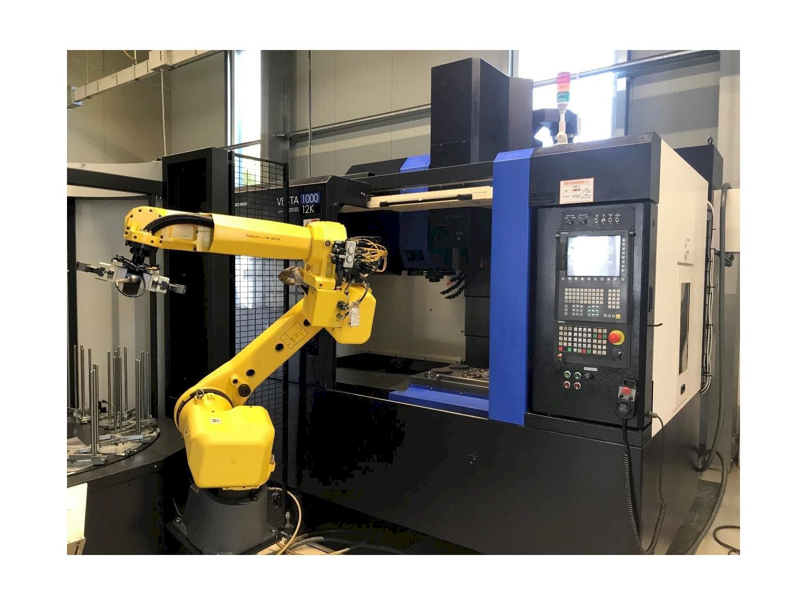 Čelní pohled  na HWACHEON Vesta 1000  stroj