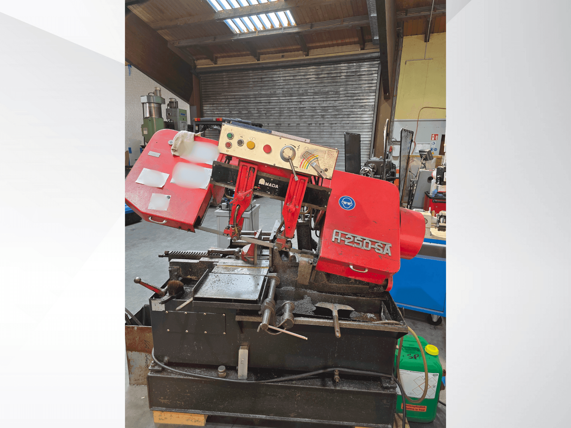 Čelní pohled  na AMADA H-250SA  stroj