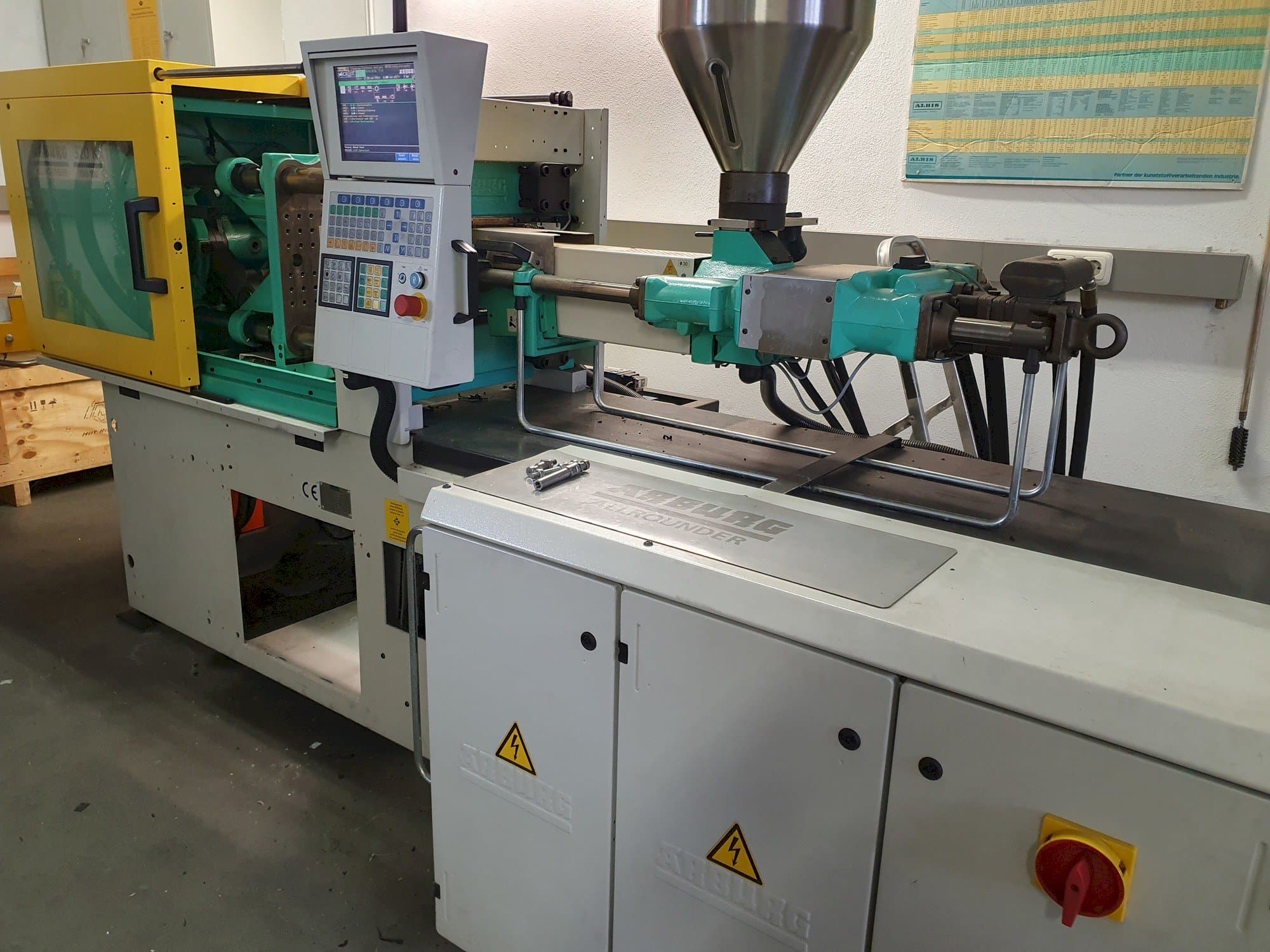 Čelní pohled  na Arburg Allrounder 320 KS 700-100  stroj