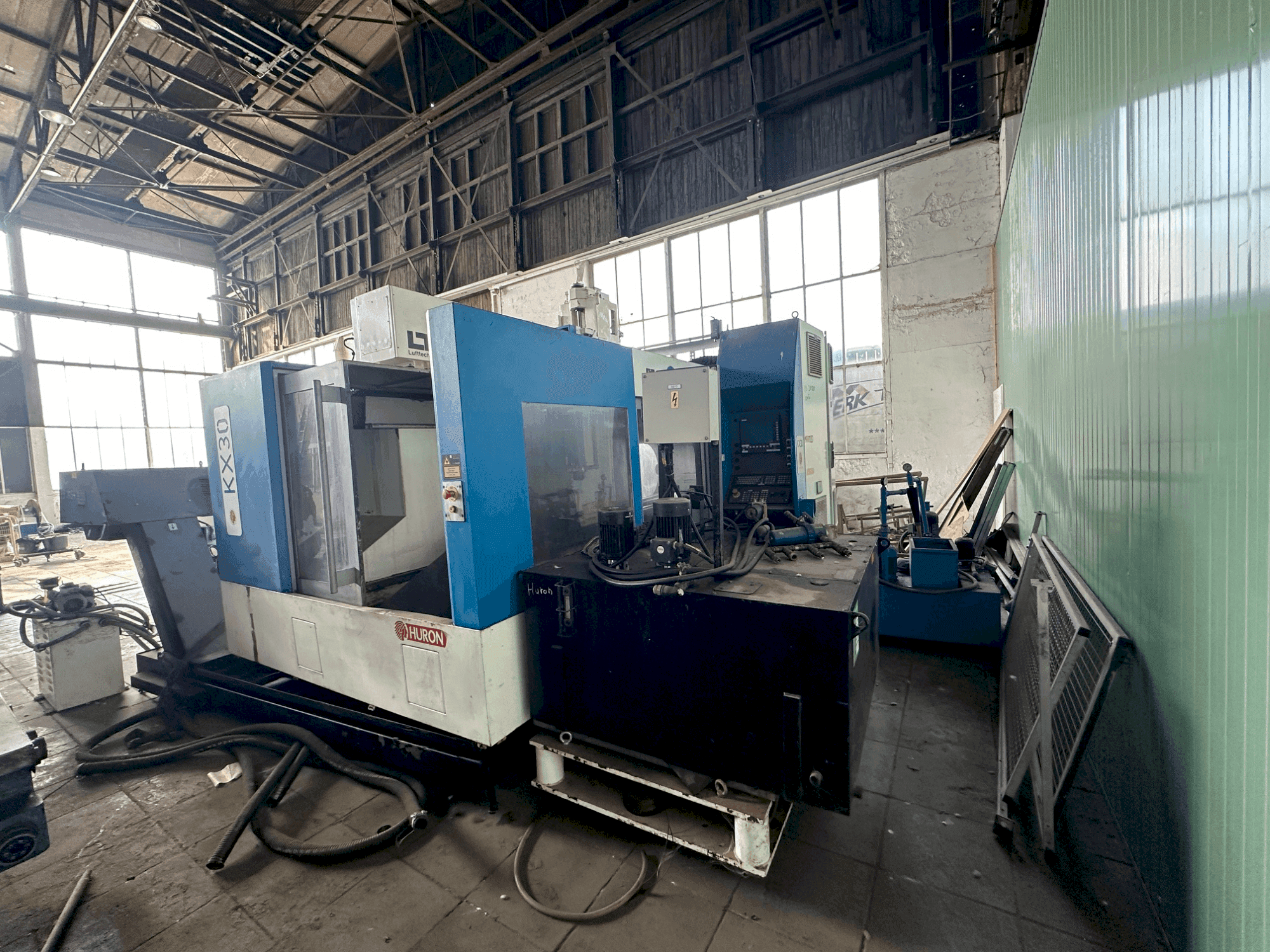 Čelní pohled  na Huron KX30  stroj