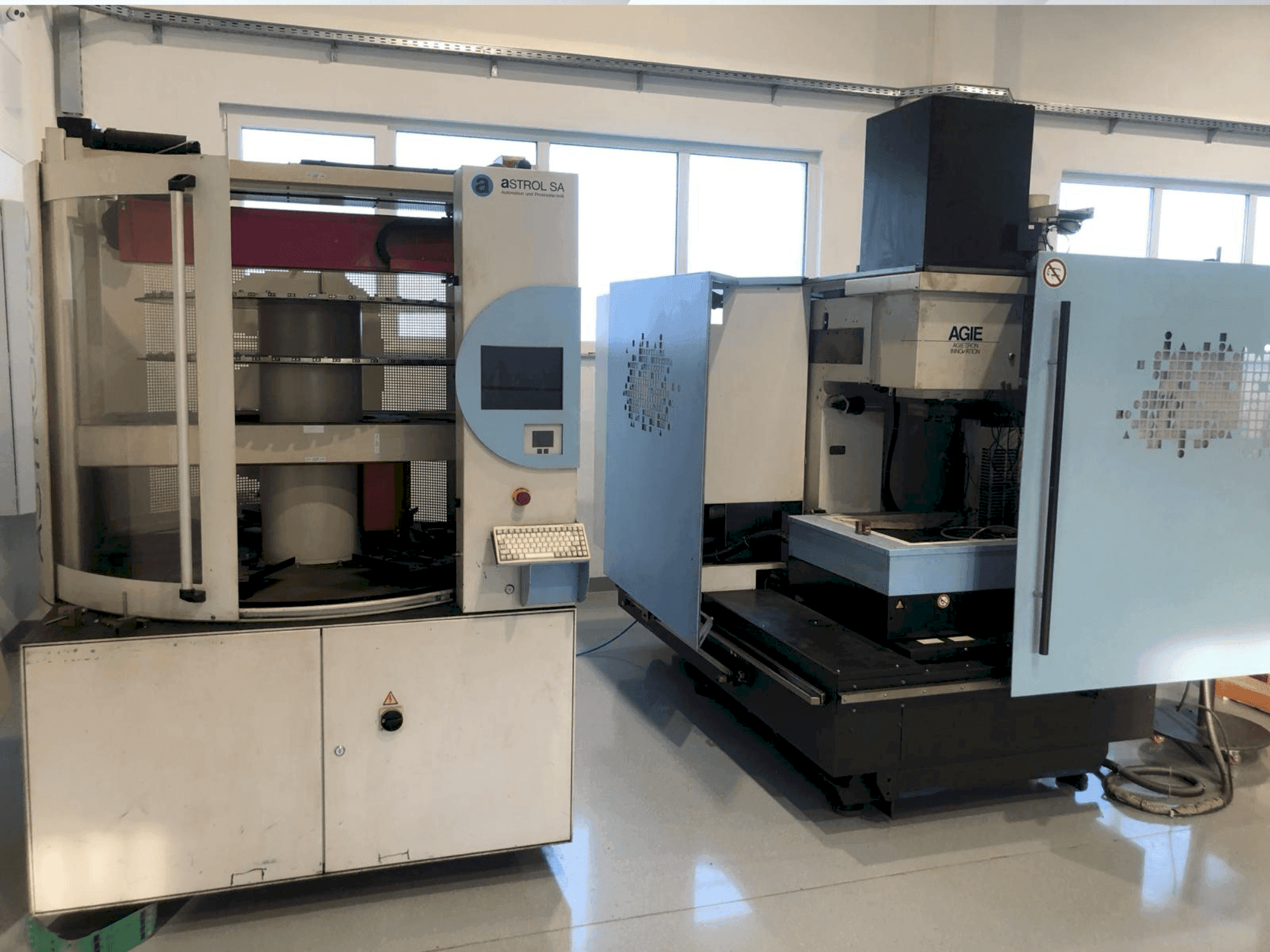 Čelní pohled  na AGIE AGIETRON Innovation 2  stroj