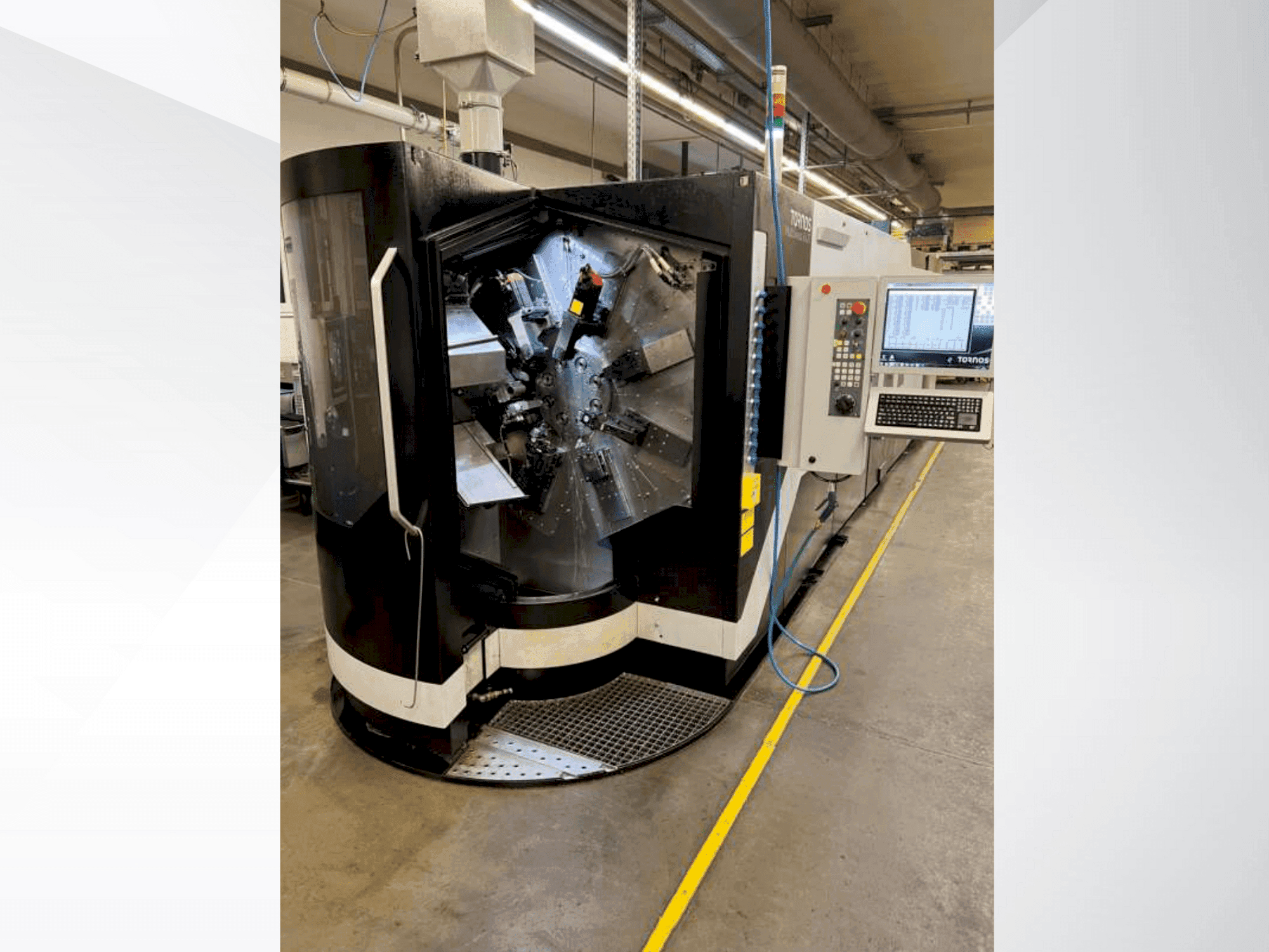 Čelní pohled  na Tornos MultiSwiss 8x26  stroj