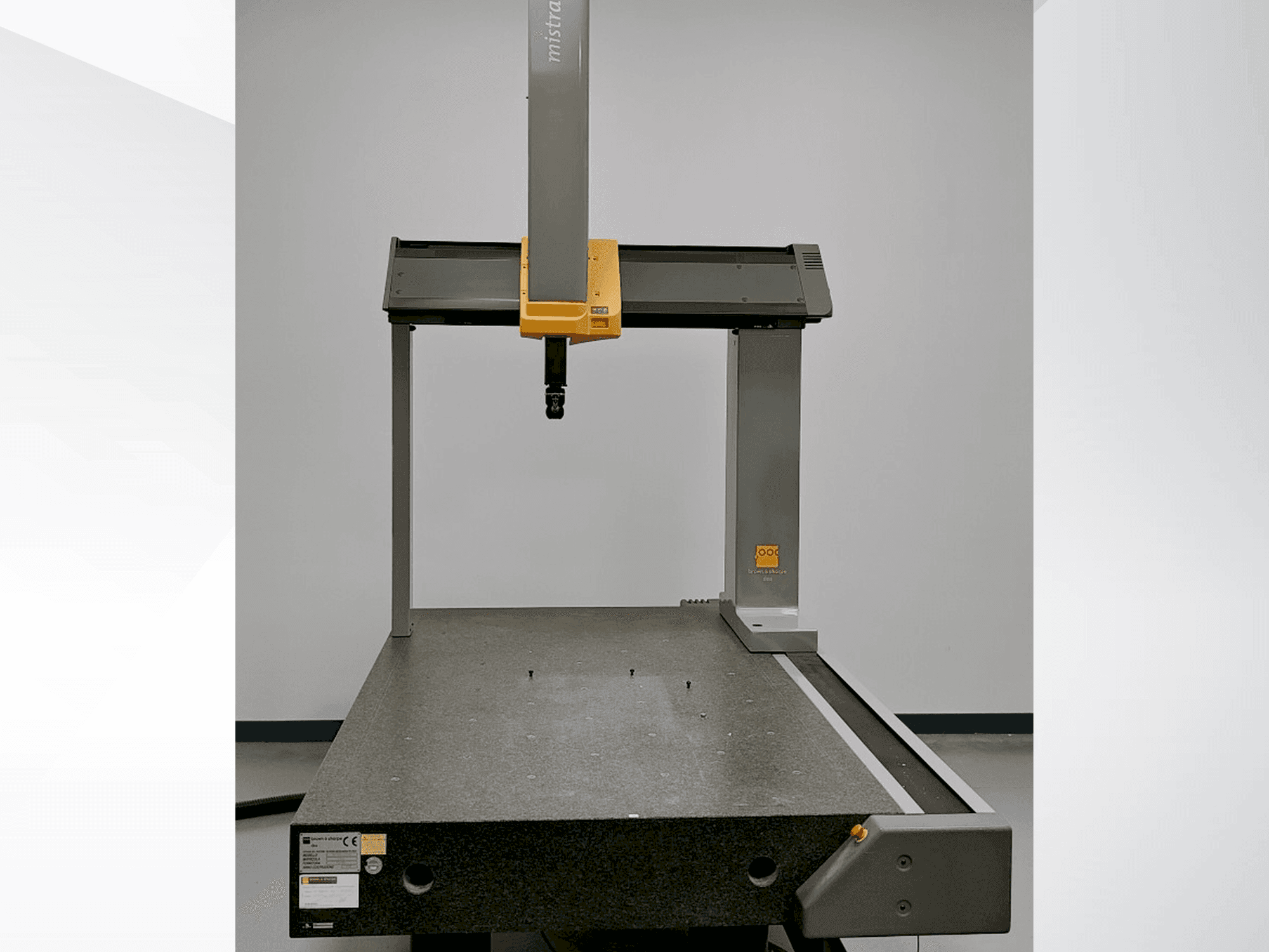 Čelní pohled  na BROWN & SHARPE Mistral  stroj