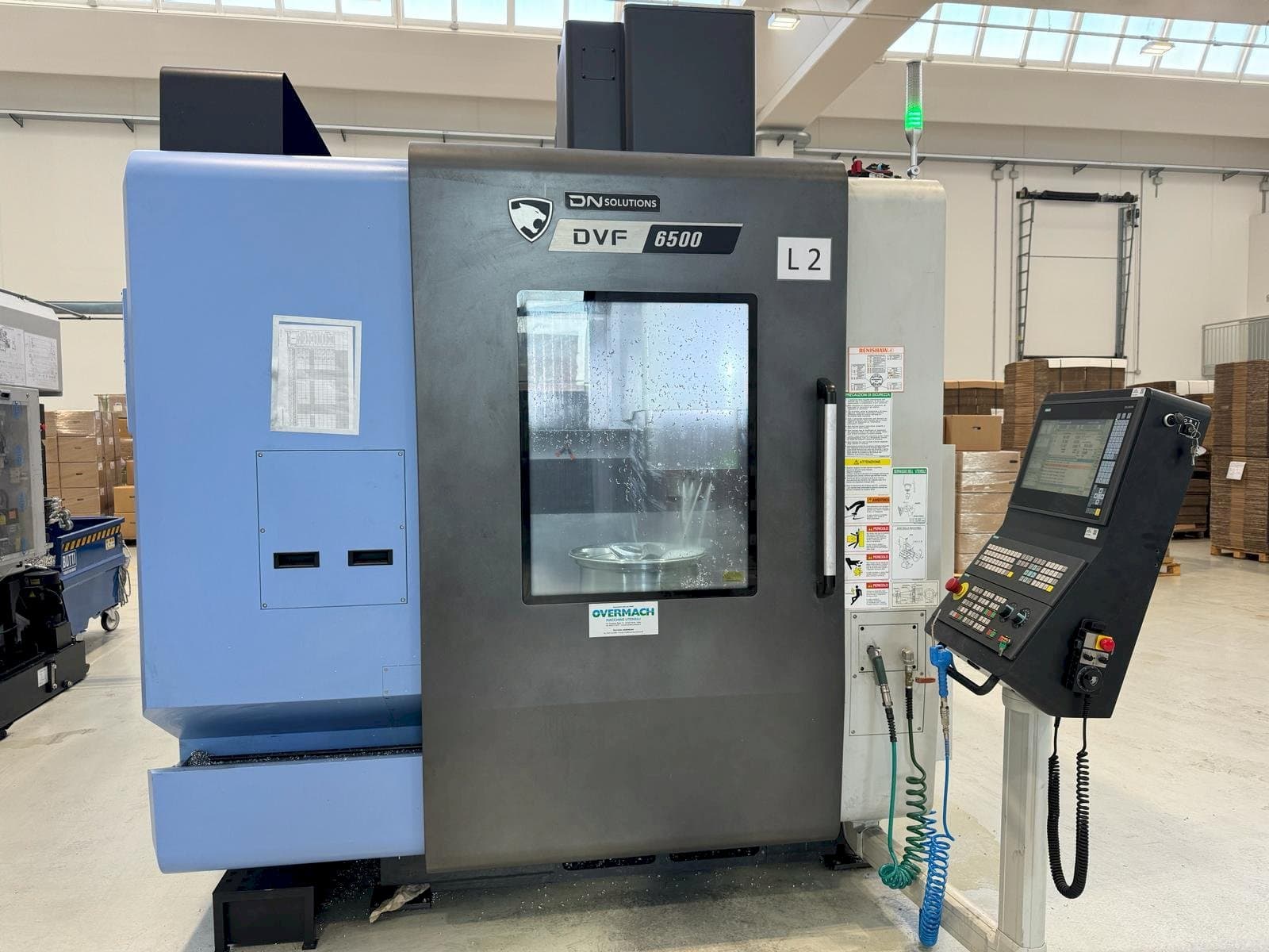 Čelní pohled  na DN SOLUTIONS DVF 6500  stroj