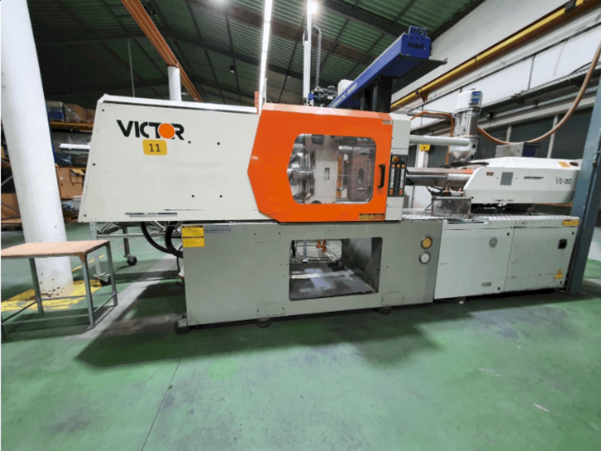 Čelní pohled  na Victor VS180  stroj