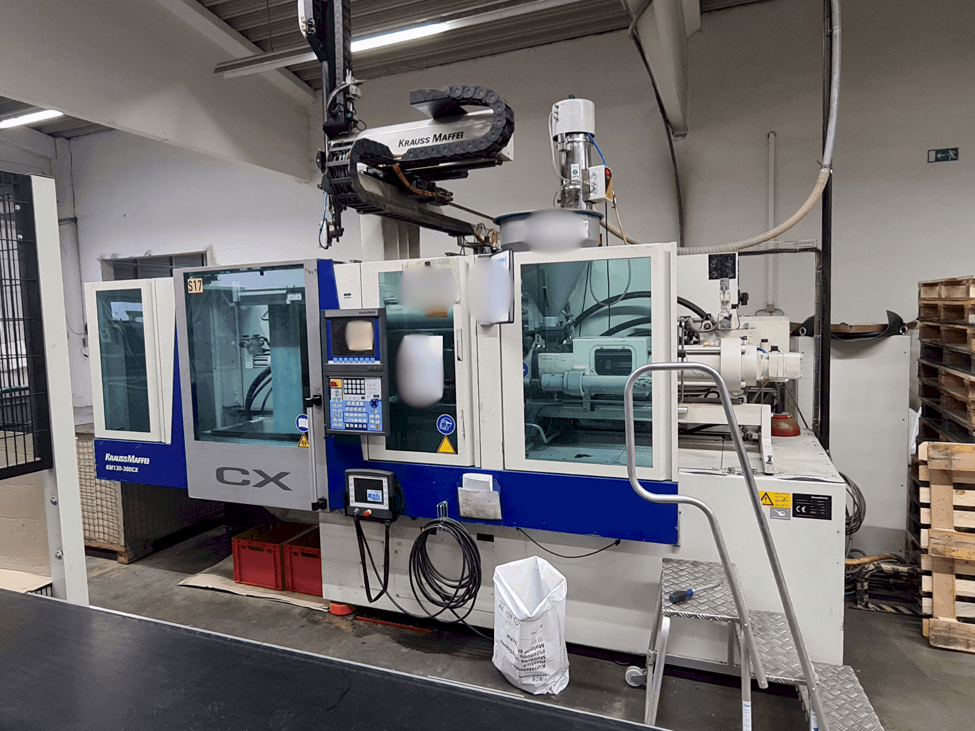 Čelní pohled  na Krauss Maffei 130-380 CX  stroj