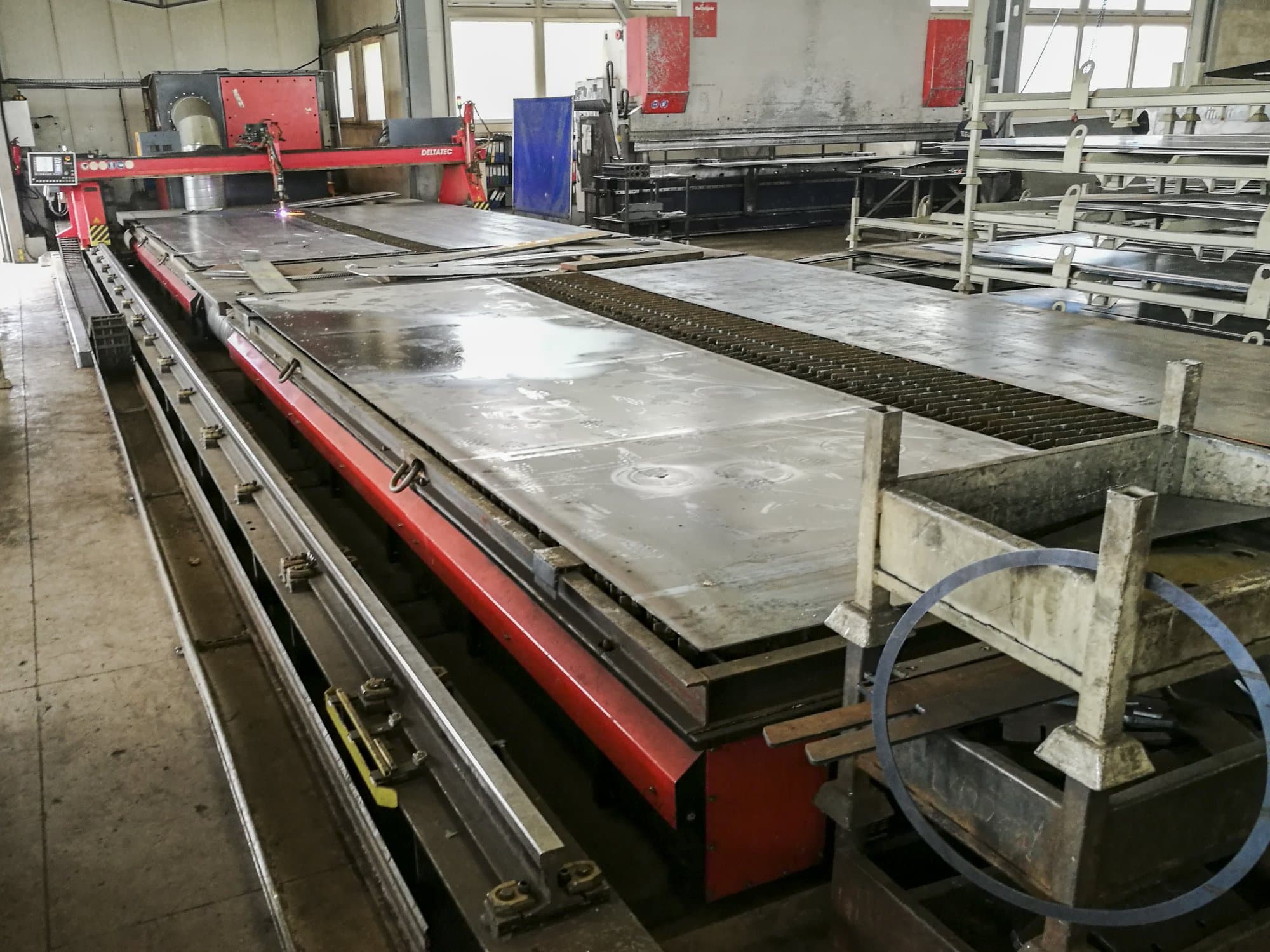 Levý pohled  na KOIKE DELTATEC stroj