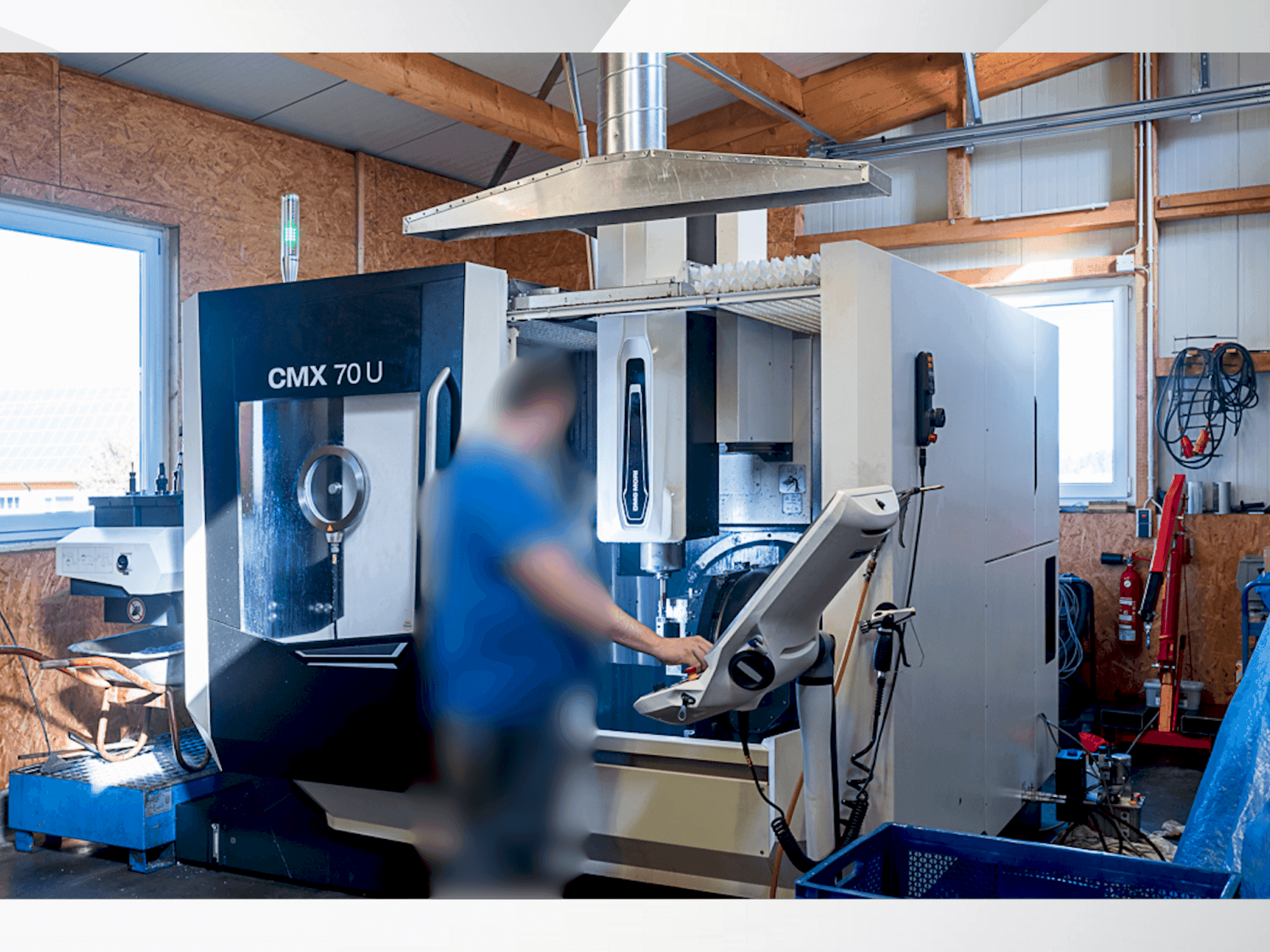 Čelní pohled  na DMG MORI CMX 70 U  stroj