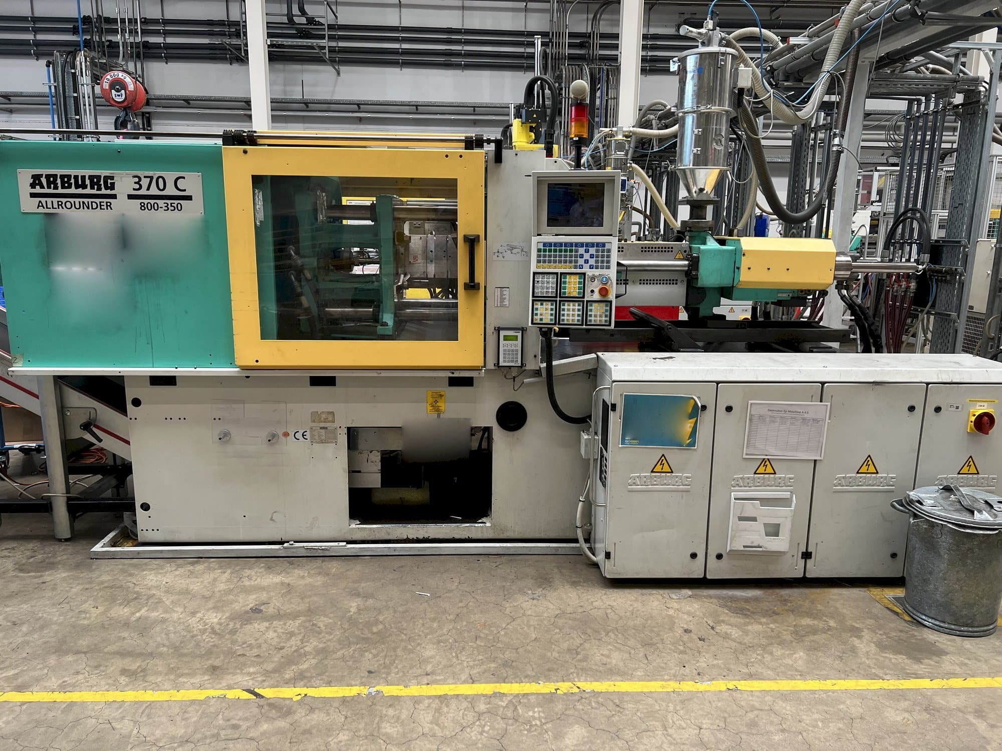 Čelní pohled  na Arburg 370C-800-350  stroj