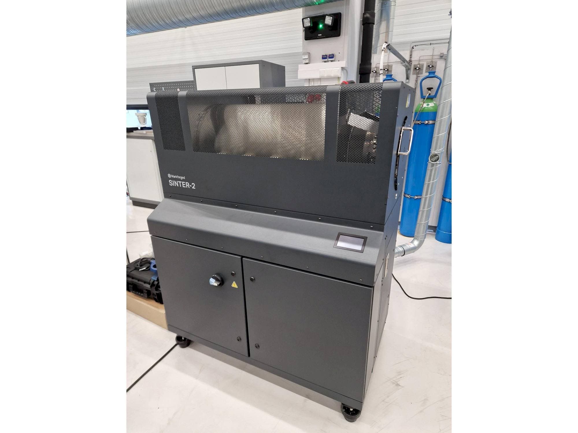 Čelní pohled  na MARKFORGED Metal X  stroj