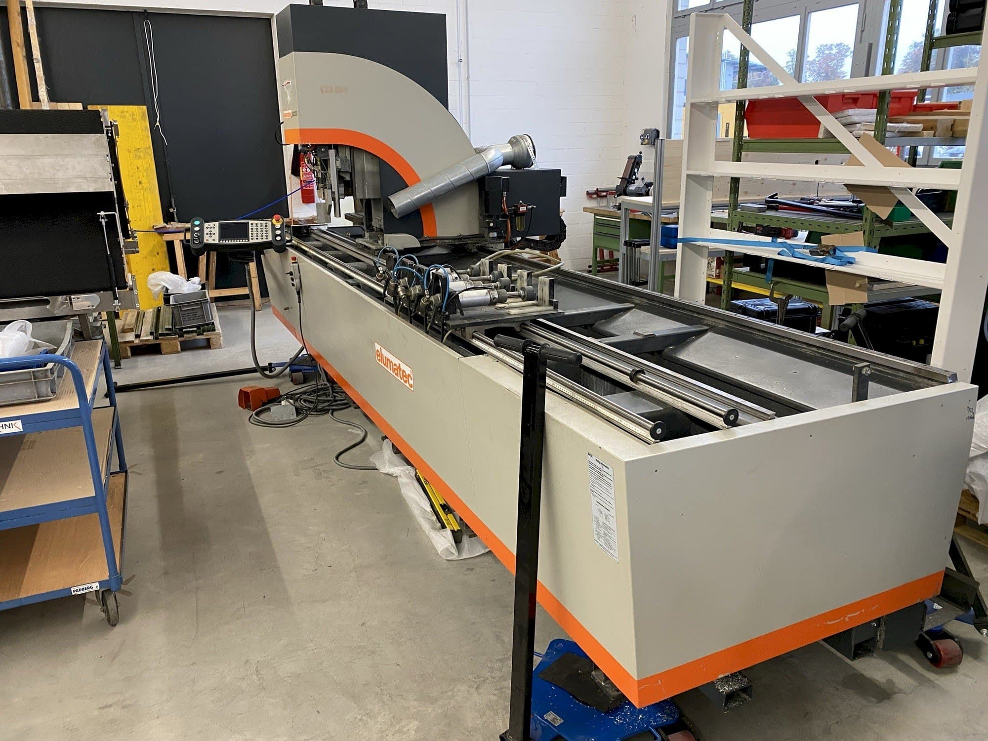 Čelní pohled  na Elumatec SBZ 122/3  stroj