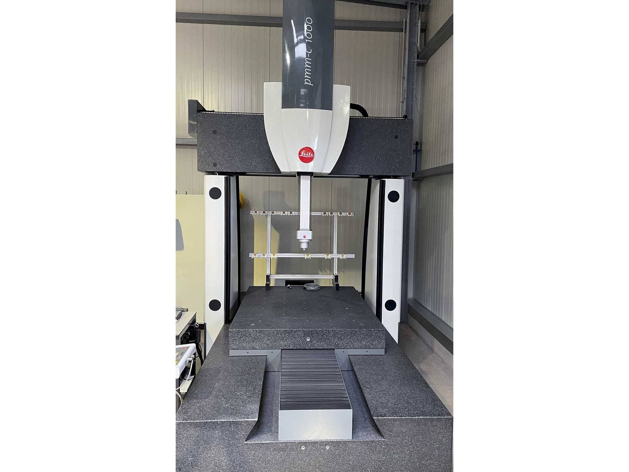 Čelní pohled  na Hexagon PMM-C 1000  stroj