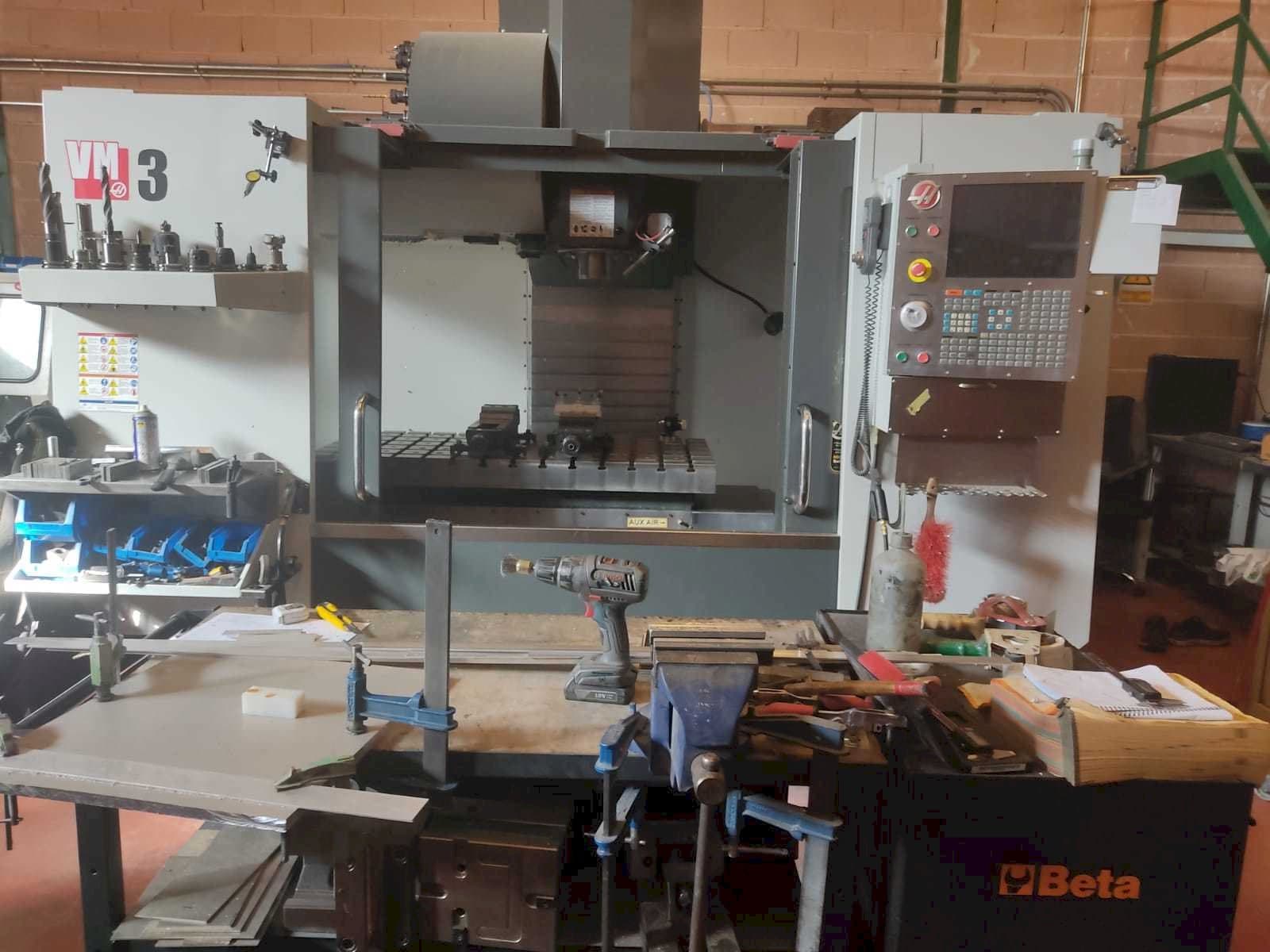 Čelní pohled  na HAAS VM-3  stroj