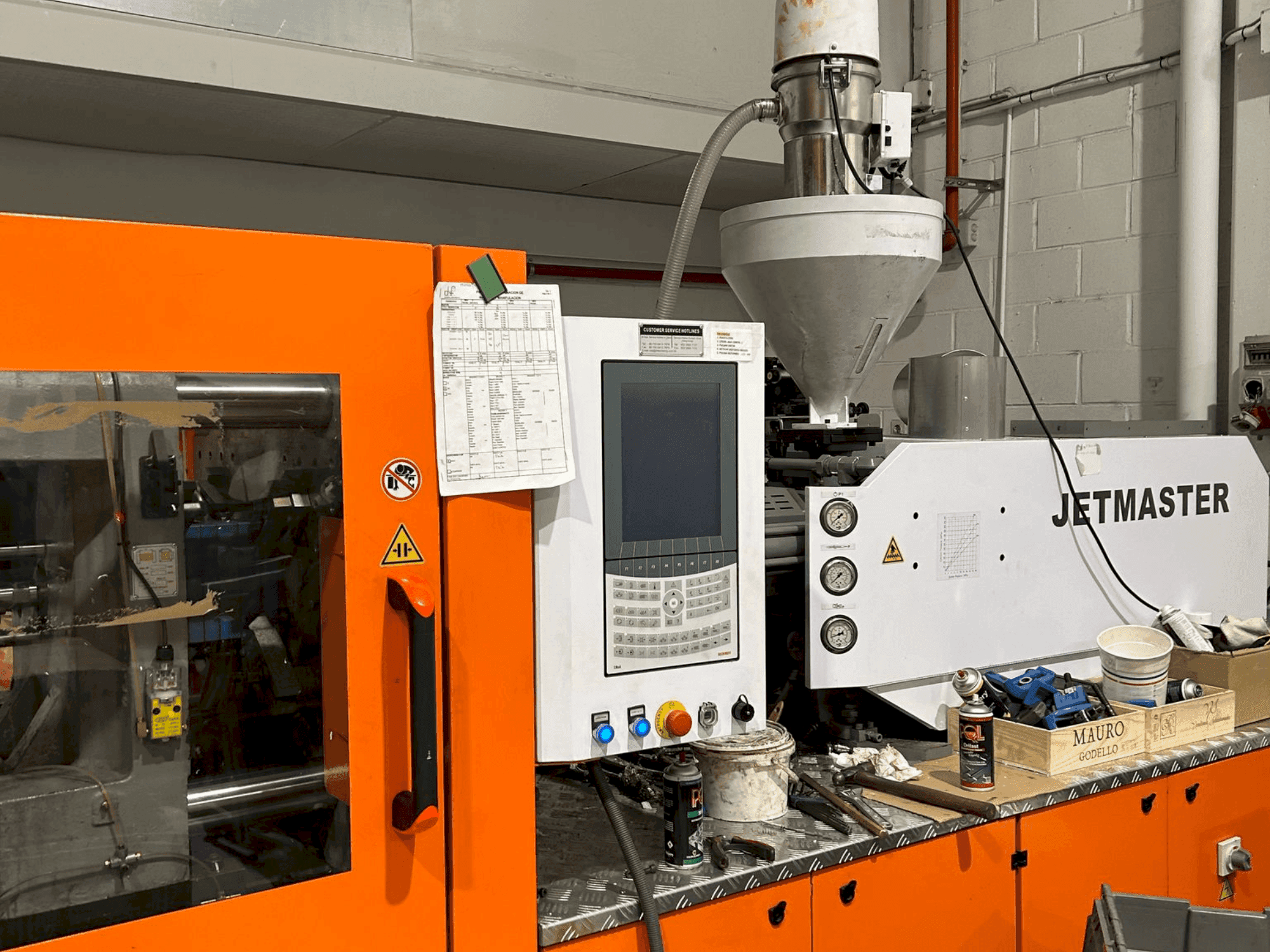 Čelní pohled  na CHEN HSONG JM200-MK6e  stroj