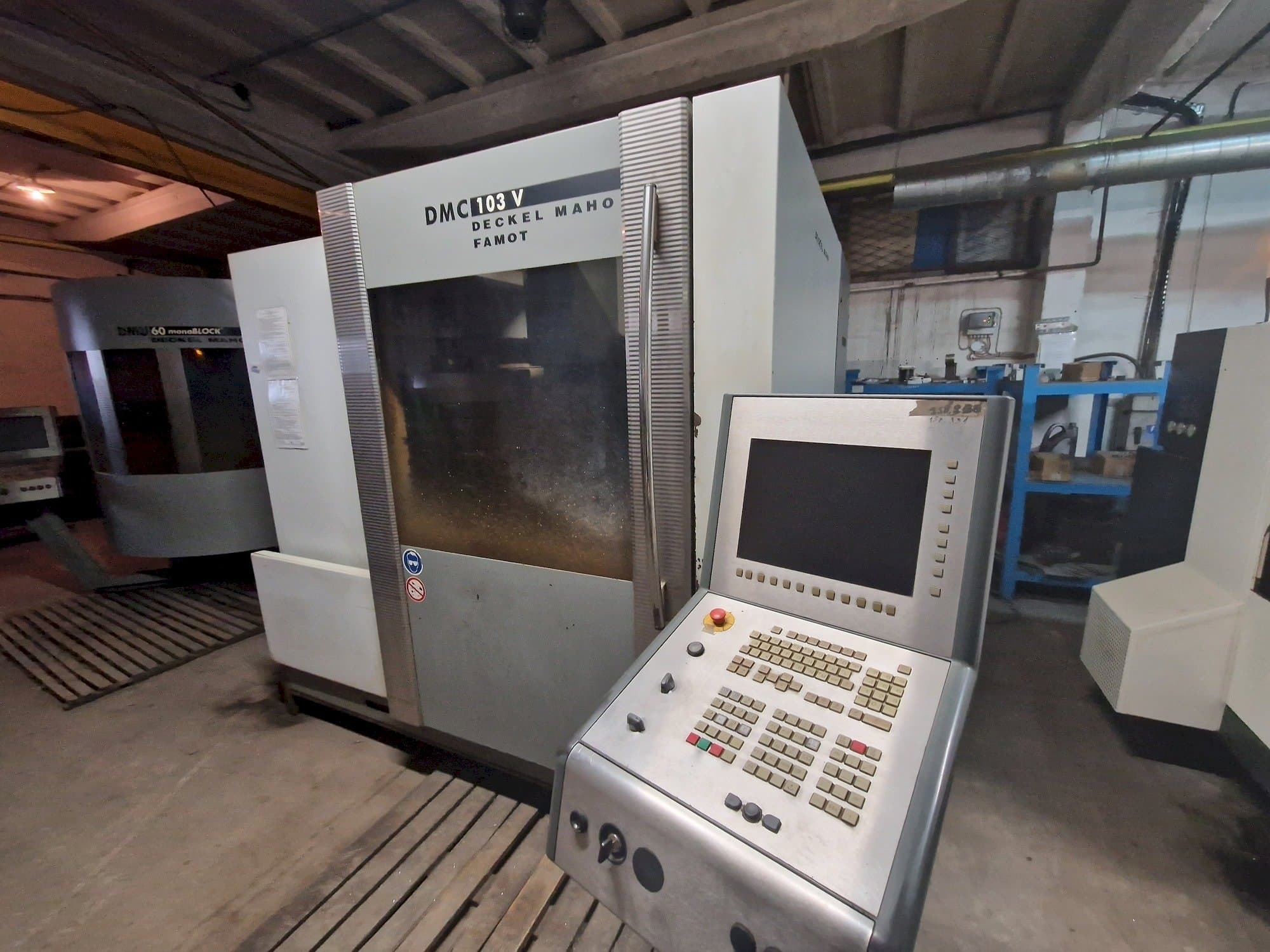 Čelní pohled  na DMG DMC 103V  stroj