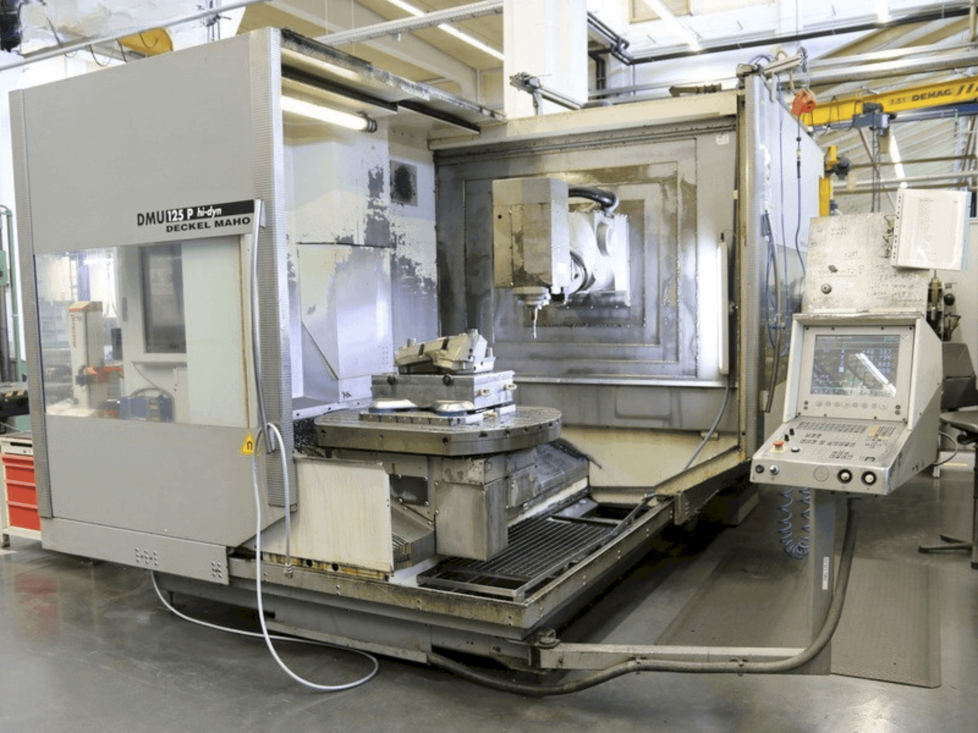 Čelní pohled  na DECKEL MAHO DMU 125 P hi-dyn  stroj