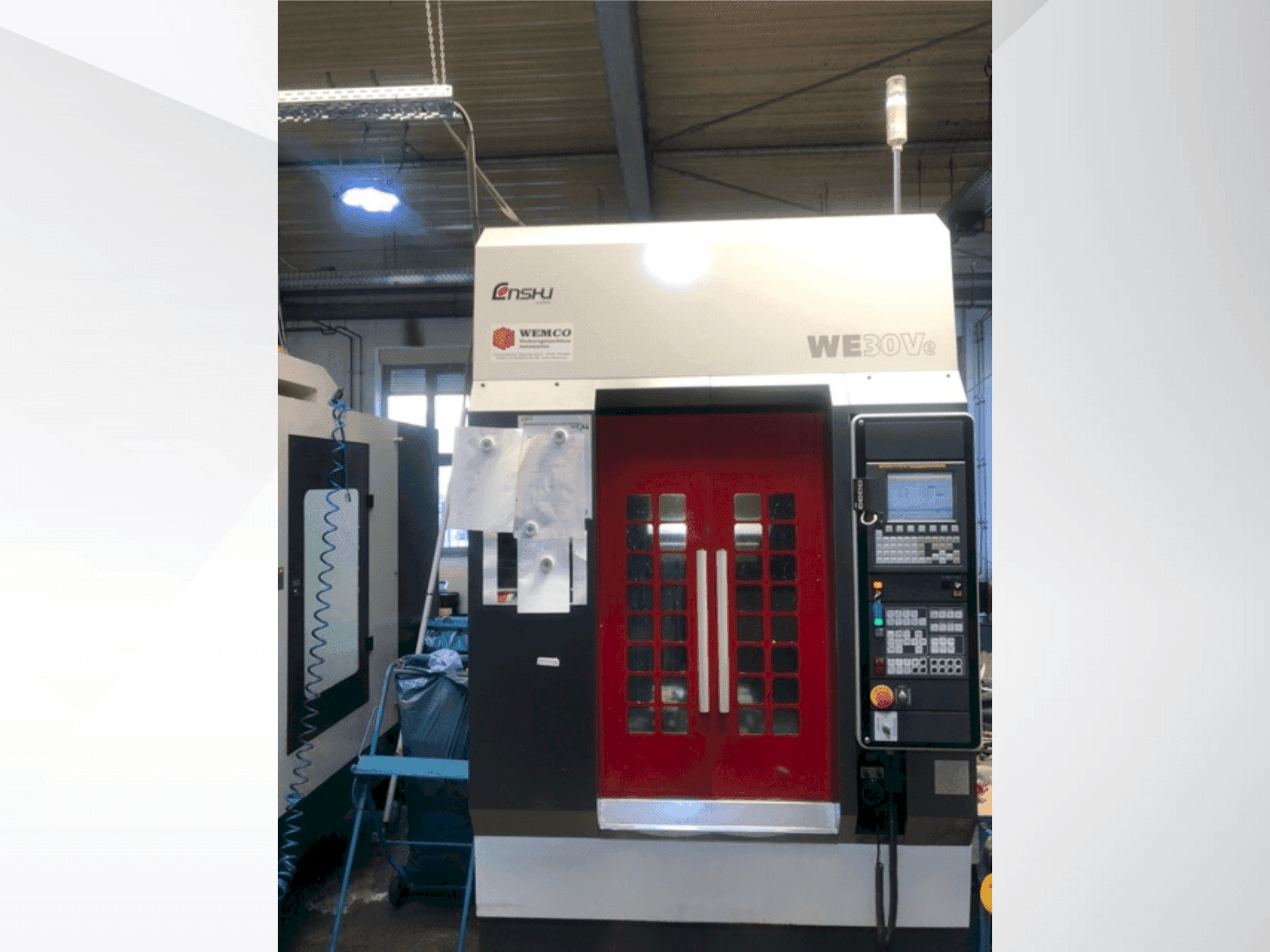 Čelní pohled  na Enshu WE30Ve  stroj
