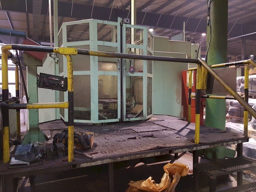 Čelní pohled  na HELLER BEA3  stroj