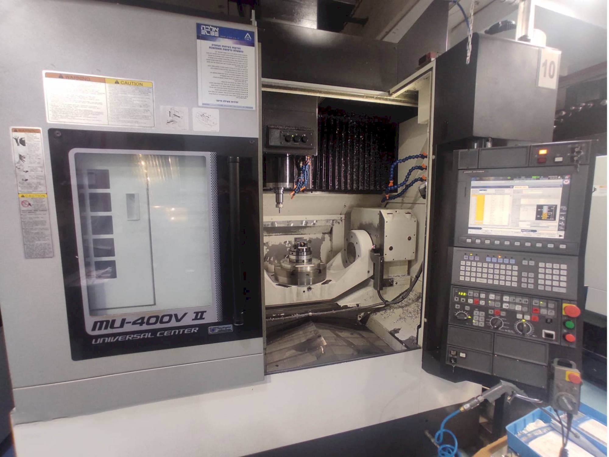 Čelní pohled  na Okuma MU-400V-II  stroj