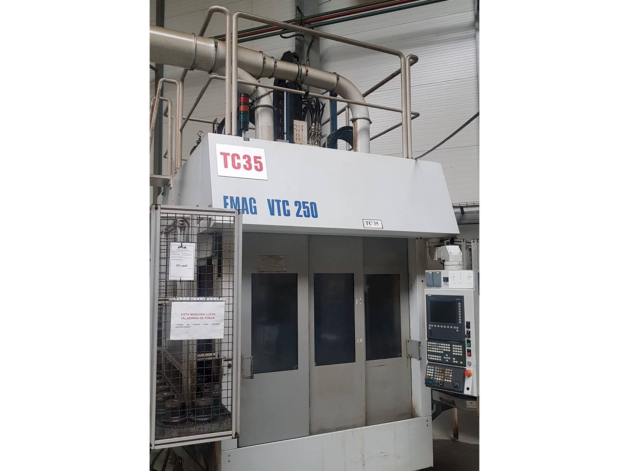 Čelní pohled  na EMAG VTC 250  stroj