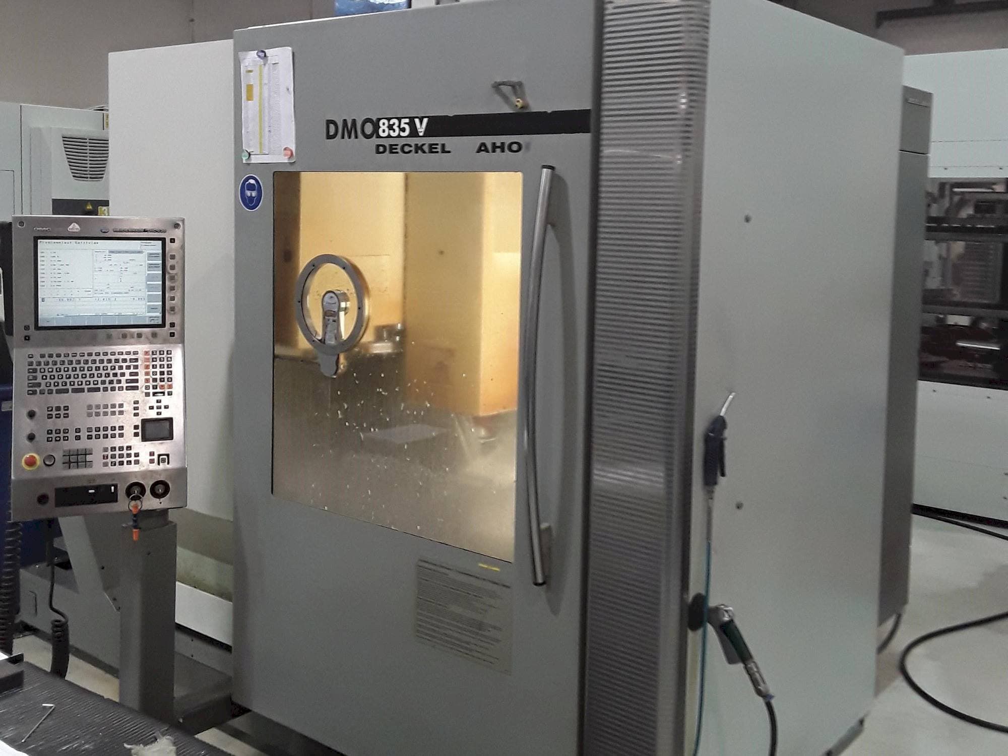 Čelní pohled  na DECKEL MAHO DMC 835 V  stroj